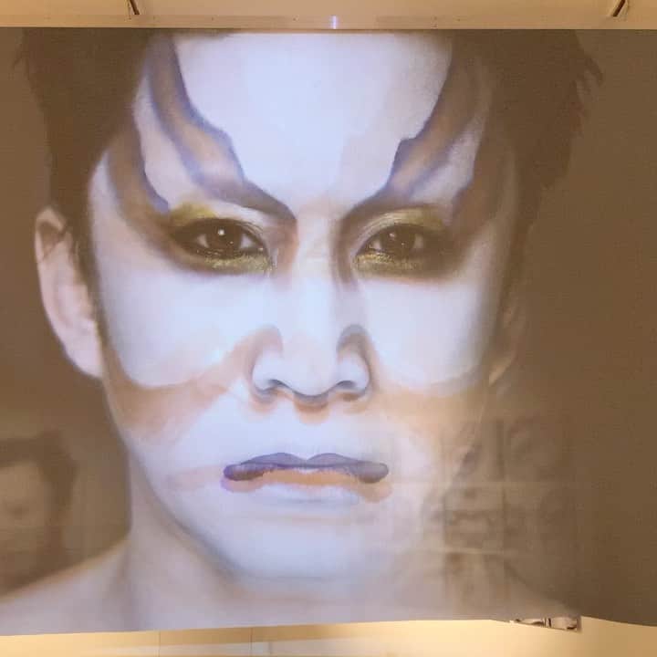 のインスタグラム：「#松本幸四郎、#Kesho展 . . #12月22日(水)〜12月26日(日) #11:00〜19:00 #BATSUARTGALLERY #洪谷区神宮前5-11-5 @koshiro_kesho  #newexpressions of #Kabukimakeup  #BaTsuArtGallery #Tokyo #Shibuya #KoshiroMatsumoto #collaborate with #YukaWashizu #TamakiYoshida」