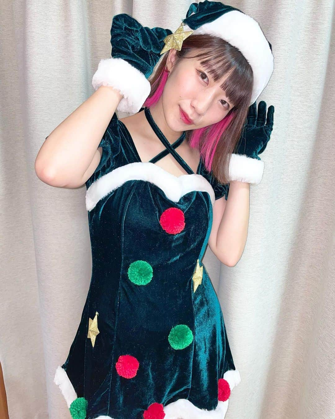 ぱいぱいでか美さんのインスタグラム写真 - (ぱいぱいでか美Instagram)「クリスマスツリー出した？ . 今年はクリスマスアクリルキーホルダー出したんだけどそのときの写真！ ツリーが好きなので、自らもツリーになりました🎄 注文してくれた方のもとにそろそろ届くよ！ そして明日はぼぼコショと念願の初イベント！ コスプレまではいかないけど、クリスマス感ある感じで 可愛くしていっちゃおーっと🎁 会場はもちろん配信からもご覧になれます❣️ 詳細はストーリーに。 . #クリスマス #クリスマスコスプレ #クリスマスツリー #ぱいぱいでか美 #でか美ちゃん」12月22日 23時06分 - paipaidekami