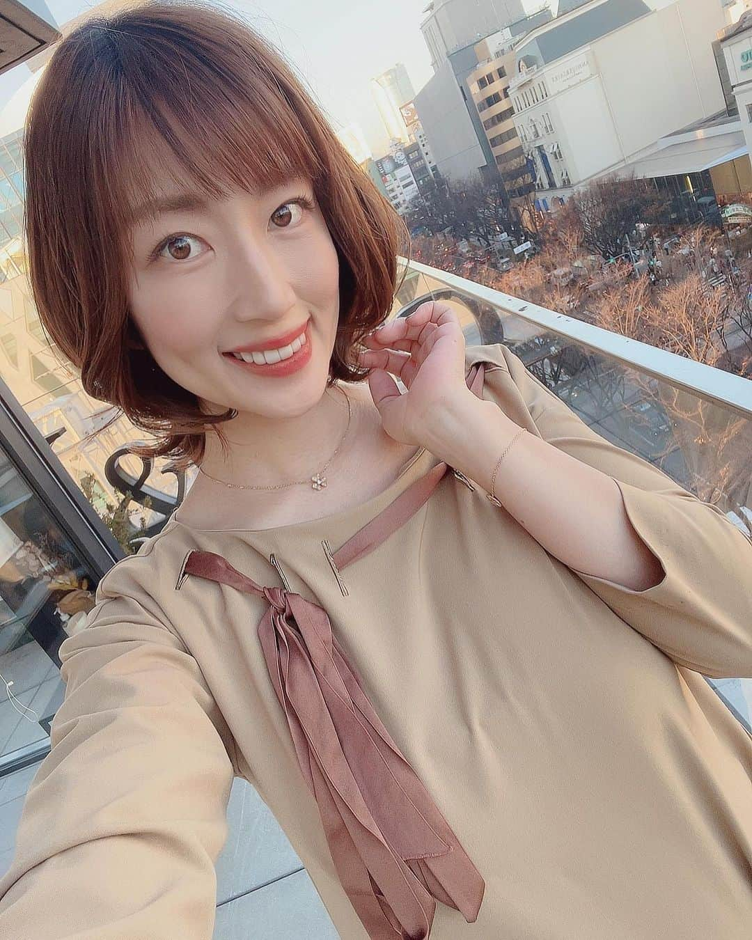 庄司ゆうこさんのインスタグラム写真 - (庄司ゆうこInstagram)「髪の毛バッサリ切りました✨ ここまで短くしたのは初かも☺️ とにかくシャンプーやドライヤーが楽チン過ぎる🥺似合うかな？？🙃 そして今日はふみかちゃんのベビちゃんに会いに行ってきたよぉ❣️ 新生児可愛すぎるー❤️手足が小さくてキュンキュンした🥺✨ それにしてもふみかちゃん、産後とは思えない美しさ🥰 #髪の毛#バッサリカット#ボブ#ボブアレンジ#美容院#表参道#ランベリー#巻き髪#新生児#可愛すぎる#出産おめでとう#女の子ママ#赤ちゃんのいる生活」12月22日 23時20分 - yuko.shoji