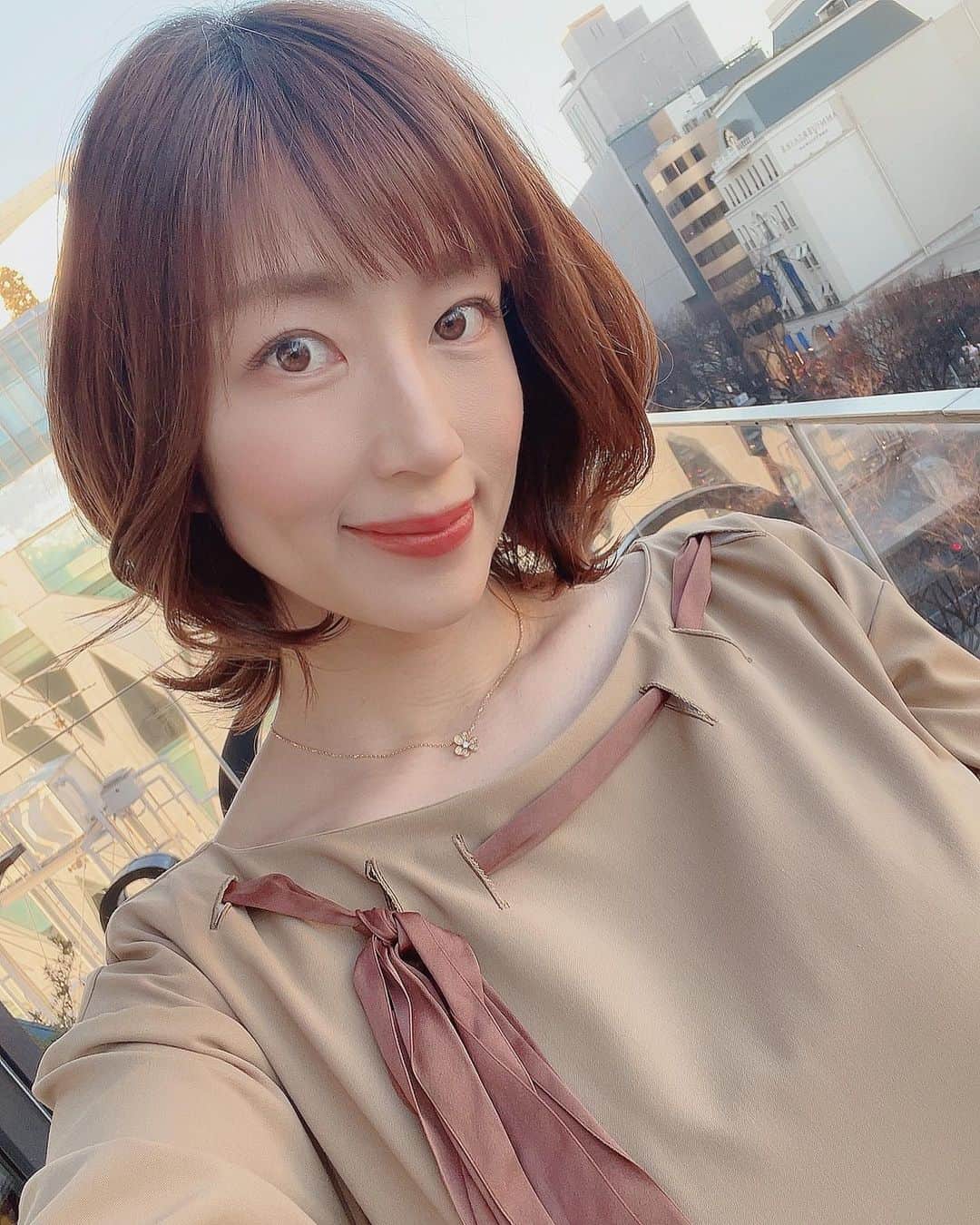 のインスタグラム：「髪の毛バッサリ切りました✨ ここまで短くしたのは初かも☺️ とにかくシャンプーやドライヤーが楽チン過ぎる🥺似合うかな？？🙃 そして今日はふみかちゃんのベビちゃんに会いに行ってきたよぉ❣️ 新生児可愛すぎるー❤️手足が小さくてキュンキュンした🥺✨ それにしてもふみかちゃん、産後とは思えない美しさ🥰 #髪の毛#バッサリカット#ボブ#ボブアレンジ#美容院#表参道#ランベリー#巻き髪#新生児#可愛すぎる#出産おめでとう#女の子ママ#赤ちゃんのいる生活」