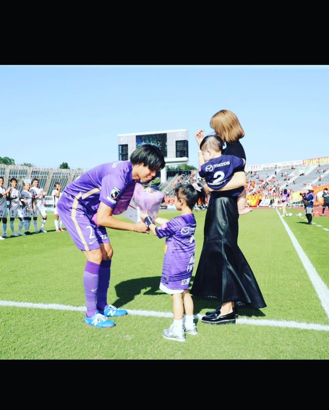 野上結貴さんのインスタグラム写真 - (野上結貴Instagram)「遅くなってすみません。 今年もコロナ禍の制限の中でしたが 2021年も応援、サポート、1年間ありがとうございました！！  まず、ホームで勝つ試合が少なく本当に申し訳なかったなと思います。ホーム名古屋戦の様な試合の雰囲気を沢山作りたかったです。 リーグも上位争いできず、トーナメントも上がれず全くタイトルに近づけず、監督交代になってしまいました。城福さんにはいろんな思いがありますが、今年4チーム降格の中城福さんには来年もJ1で戦えることを残してもらったことにも感謝してます。そして難しい状況の中選手とも沢山ミーティングして少しでも良くしようと働いてくれた謙太郎さんと一緒に最終戦勝てて良かったですし感謝してます。 個人的にはJ1リーグ150試合のセレモニーをしていただきました。広島だけでこの数字は素直に嬉しいですし、広島の素晴らしいDF人達の中で達成したことに意味があると思います。結果が出ず、自分の力不足を感じ、とても悔しいシーズンでしたが悔しさをまたエネルギーに変えて、 2022シーズンは新しい監督新しい体制もと、 チームも個人もチャレンジの年になると思います。ブレずやり続け、躍動しながら成長するチームを背中からまた後押しして欲しいと思います。 応援してくださる人達のために喜びをたくさん共有できるようにするために、全力で戦っていきます！！ 応援よろしくお願いします。  #サンフレッチェ広島#2#NIKE#newbalance #J1#157#J2#130#J287#感謝#サンフレファミリーの皆さんありがとう #サンフレファミリーに笑顔を」12月22日 23時39分 - yuukinogami0420