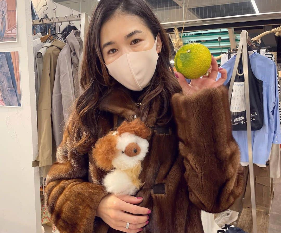 辻直子さんのインスタグラム写真 - (辻直子Instagram)「#baycrewsgirls👯‍♀️#AlpacaFurDoll#suprise✨🎁 @journalstandard.jp  #cosy#のぬいぐるみ#数ヶ月前にプレスルームで目と目があった🧸#覚えていてくれてうれしい  内藤ちゃんあおちゃんサプライズ🍊いっちーとよねちゃん⭐︎ありがとう  直接会えるってそれだけでうれしくて 目の前にいる、って最高 すごくうれしすぎる😋」12月22日 23時38分 - naoko.ts