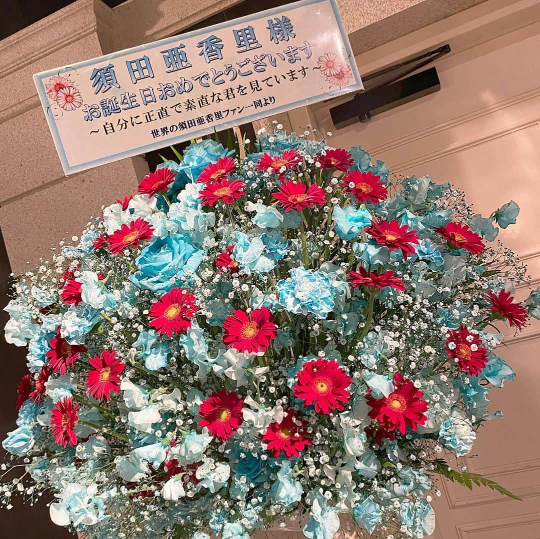 須田亜香里さんのインスタグラム写真 - (須田亜香里Instagram)「誕生日は10月31日でしたが 12月21日(火)はちょっと遅めの生誕祭を劇場で開いていただきました🌹 かっわいいディスプレイ、ありがとうございました❤️  30歳のお祝いをSKE48として劇場でしていただける未来が来るなんてね。 今の私にはここまで続けられたことへの感謝しかありません。 いつも居場所でいてくれてありがとう🏠  「自分に正直で素直な君を見ています」この言葉見た時、ただただ涙が溢れました。  元々正直とか素直でいることが本当に苦手だった私を変えてくれたのはSKE48という場所で出逢えた全ての人の存在と支えがあったから。  だから、その言葉をファンの皆様から贈っていただけて本当に嬉しかった。 私を特別に思ってくださってるのと同じように、私にもお一人お一人が大切で特別な存在。 コミュニケーションが下手な部分もありますが、それが伝わるといいなっていつも思ってる💌  チームEとして、SKE48を続けられていることも、本当に幸せ。 大好きで居心地のいいチーム。 真面目なのにぶっ飛んでて、人の心に寄り添える優しい子が揃った最高のチームです。 いつもありがとう💕 これからもマイペースなリーダーだけど、よろしくねっ  #須田亜香里生誕祭2021 #skeフェスティバル #ラストの写真 #ペットボトル #皆でキャップに名前書くんだけど #当日一目でわかる代名詞を書いたつもりw」12月22日 23時54分 - akarisuda