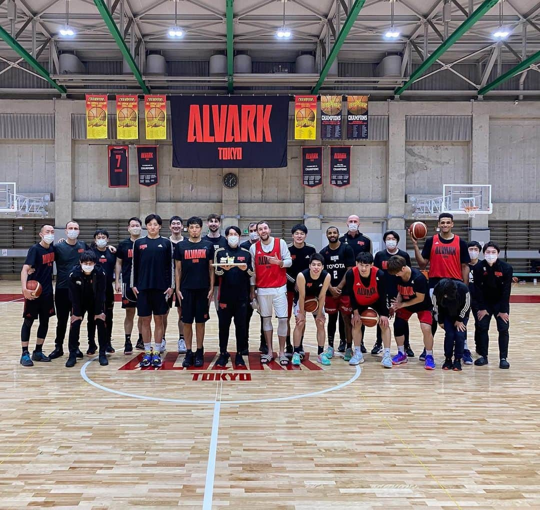 伊藤大司のインスタグラム：「35 years old   Thank you my team   #アルバルク東京　#AlvarkTokyo #35」