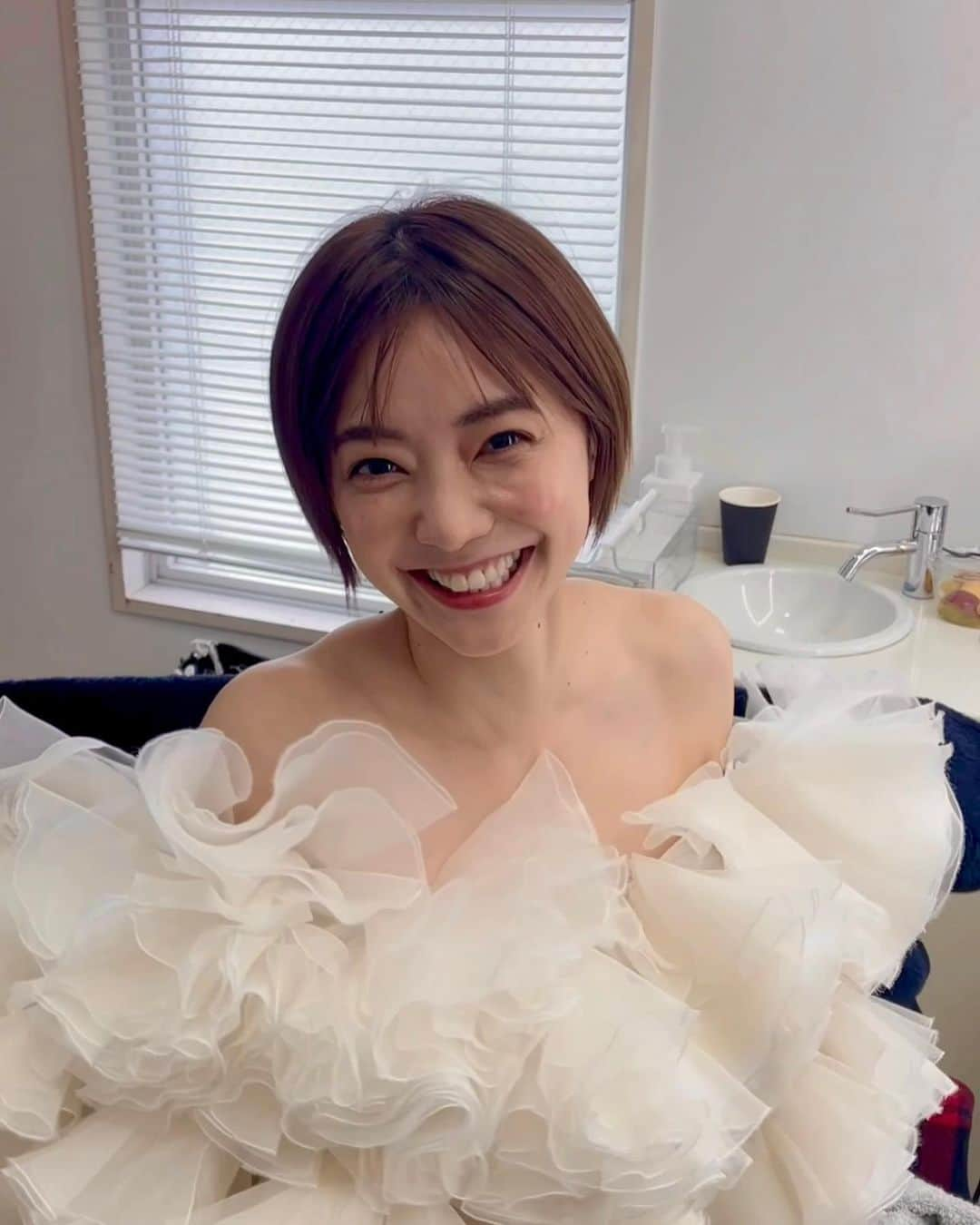 倉科カナさんのインスタグラム写真 - (倉科カナInstagram)「ばっ！🌸  34歳になりましたーー！！ お父さんお母さんありがとうーーー♡ そして、ポンコツな私を日々支えて下さる皆様😭 応援してくださる皆様！！ 本当にありがとうございます！ 感謝の気持ちを忘れずにっ！！ 年齢にとらわれる事なく、好きなものは好きだと胸を張って、自分らしくいれたら良いなぁって思います！！ これからも常に、目の前の事に全力に^ ^ 今を生きていこうと思います！！  34歳の私もどうぞよろしくお願いします🙇‍♂️✨」12月23日 0時12分 - kanakurashina_official