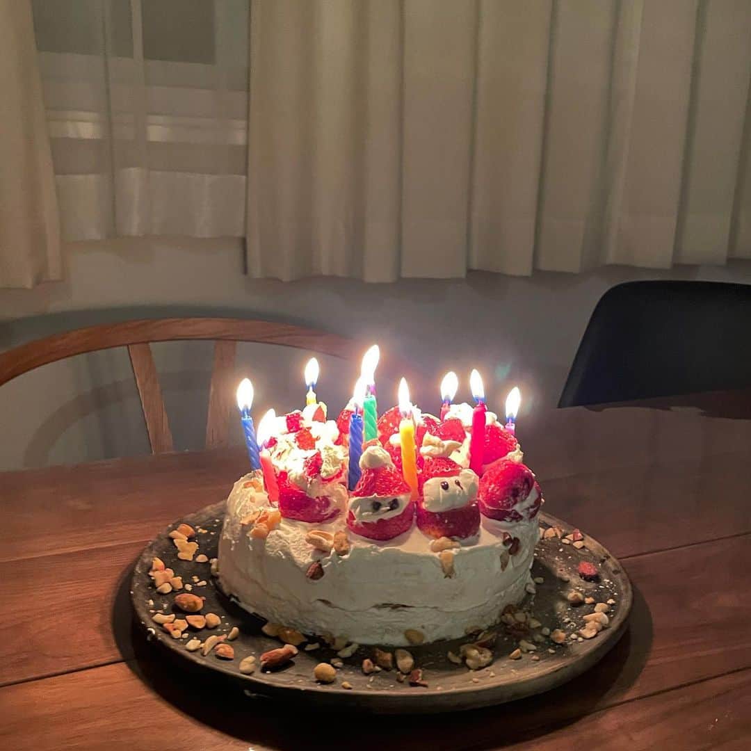 松本恵奈さんのインスタグラム写真 - (松本恵奈Instagram)「たかしのお誕生日に子供達と一緒にサンタケーキ作ったよ🎂🎅 好き♡ #family #enahhouse #birthday #enacook」12月23日 0時35分 - ena1123