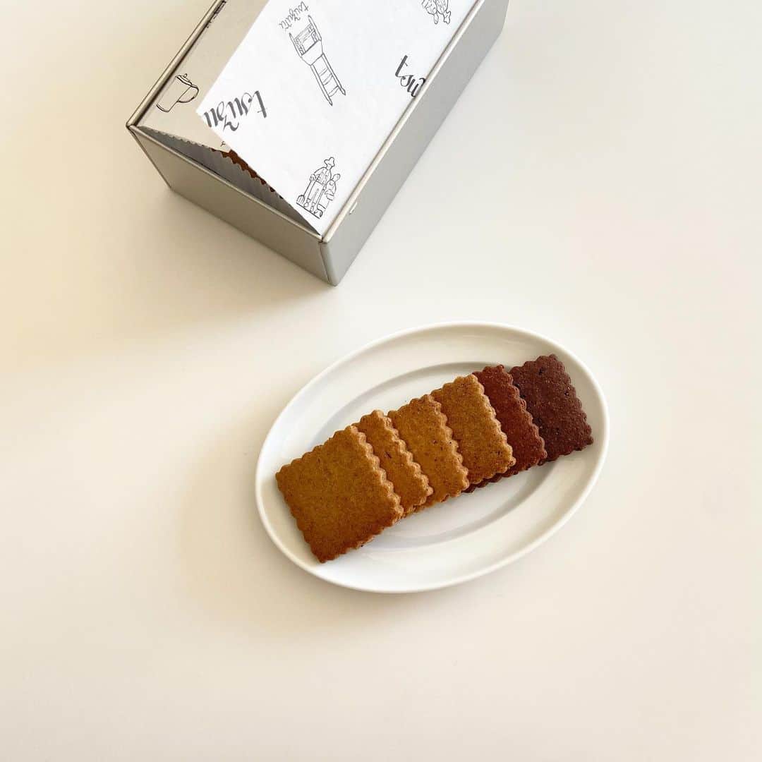 渡辺有子のインスタグラム：「Gradation。  Tsuzuruの焼き菓子、久しぶりに頂きました。端正な味わい。」