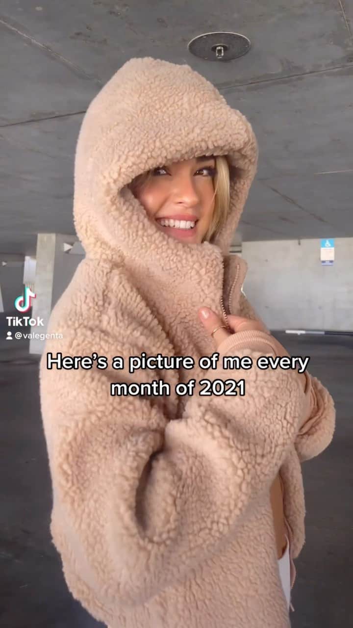 ヴェール・ゲンタのインスタグラム：「2021 you were fun but I’m ready for 2022 💫」