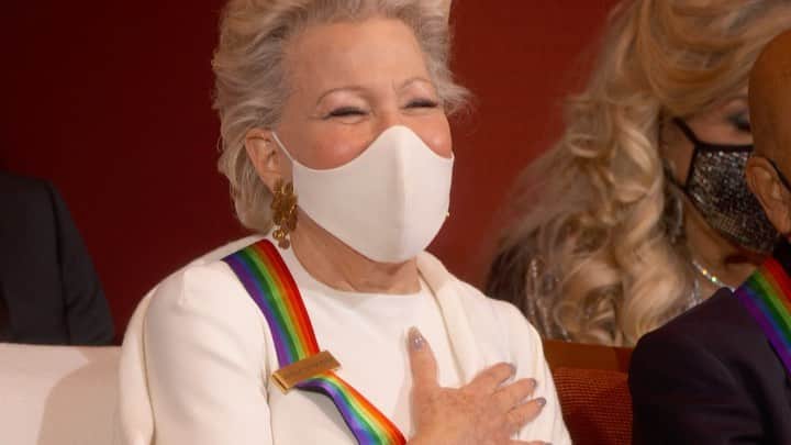のインスタグラム：「Whenever we get a chance to celebrate our friends, do it!!! Makes our hearts happy ❤️ Congratulations my goddess @bettemidler, on your Kennedy Center Honor. I love you 😍 #KCHonors」