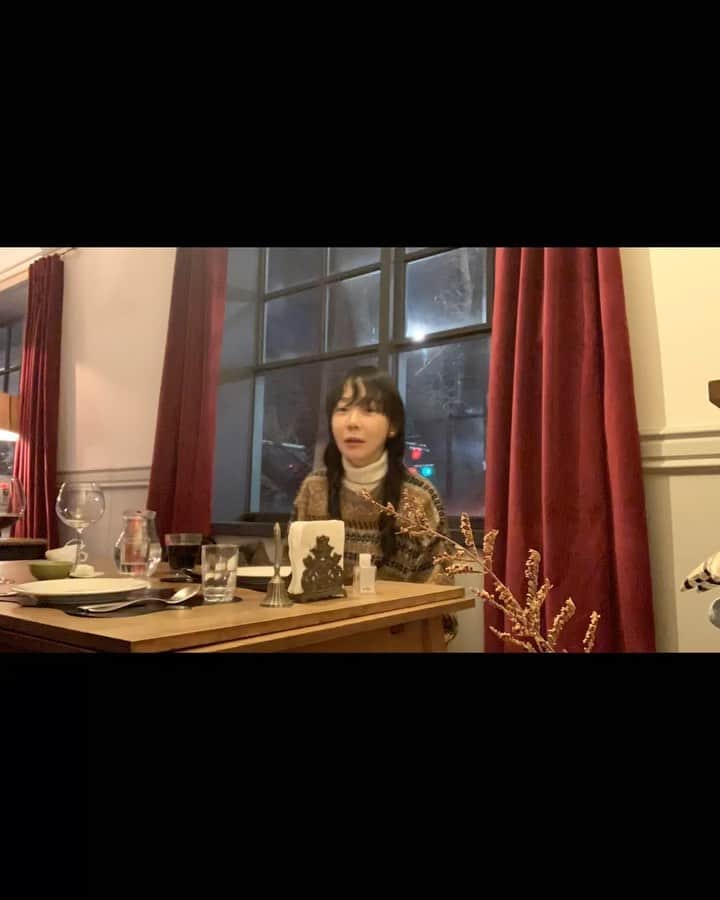 soy kimのインスタグラム：「오늘의 어떤 순간  추신: 하지만 세상은 내일 망하지 않으니까 정신 똑바로 차리자. 추추신:  임태규 감독님은  긍정맨이었어」