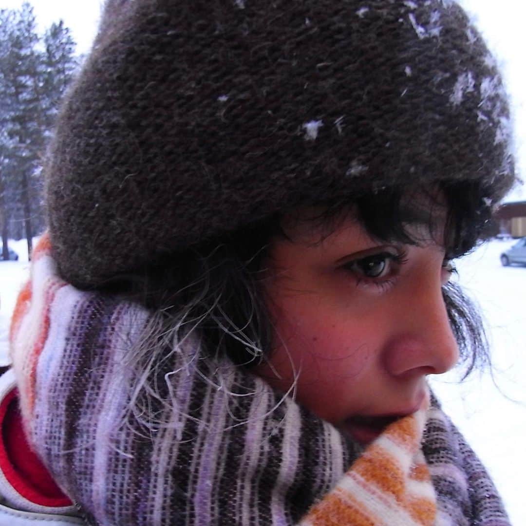 仲川希良さんのインスタグラム写真 - (仲川希良Instagram)「#adventcalendar 🎄21 「温まるドリンク」というおしゃべりテーマいただきました ・ 20でお話ししたフィンランドの旅で私を温めてくれたのが"グロギ" フィンランドのクリスマスシーズンには欠かせない ホットワインのようなものです ・ 温める……というかもはやあれがないと生き延びられなかった！ ちなみに首都ヘルシンキの本日の最高気温はマイナス9度、最低マイナス11度だそう ・ ラップランドの日中の気温は忘れましたがいつも鼻の中が凍っていた記憶 新年の瞬間外に出て乾杯したら一瞬でワインが凍って 誰かがマイナス25度だ！と言っていたなぁ ・ 今行くなら絶対全身アウトドアウェアにするな…… ・ ・ あの旅以来ホットワインがとても好きになって 寒い時期のキャンプなどでよく作るようになりました ・ ・ 本来のグロギではないですが アウトドアで手軽に出来る我流ホットワインレシピ ・ ワインと、同量のオレンジジュースを混ぜ スターアニス、クローブ、ピンクペッパーを加えます シナモンスティックでぐるぐる混ぜながら弱火で加熱 沸騰直前まであっつあつにしたら出来上がりです お好みで器に注いでからシナモンパウダーを足してください(……やってみると分かるんですが、おいしいけど映えません笑) ・ 時間を置いたほうがスパイスの香りがワインに移るので 焚き火を見つめながらゆっくり楽しんでください ・ 写真2枚目がおかわり含めて2人分として私がアウトドア用に用意するときのものです カップはフィンランドのアウトドアブランド"クピルカ"のもの ・ ・ ついでにもう少しフィンランドの写真を ・ 4枚目はラップランドでバスの窓に張り付いた雪の結晶……肉眼でくっきり 5枚目よく写ってないんだけど帽子に付いてるのも結晶です！ 小指の爪より大きいくらいだったの 結晶の形のまま雪が降っているのが見えるのははじめての体験でした ・ 6枚目はクリスマスマーケットのグロギのカップ 7枚目はオマケ、手作り雪の結晶 ヘルシンキのクリスマスシーズンのショーウィンドウはひとつひとつ本当にかわいかったな❄️ ・ ・ #🍷❄️❄️❄️ #アウトドアレシピ #ホットワイン」12月23日 2時04分 - kiranakagawa