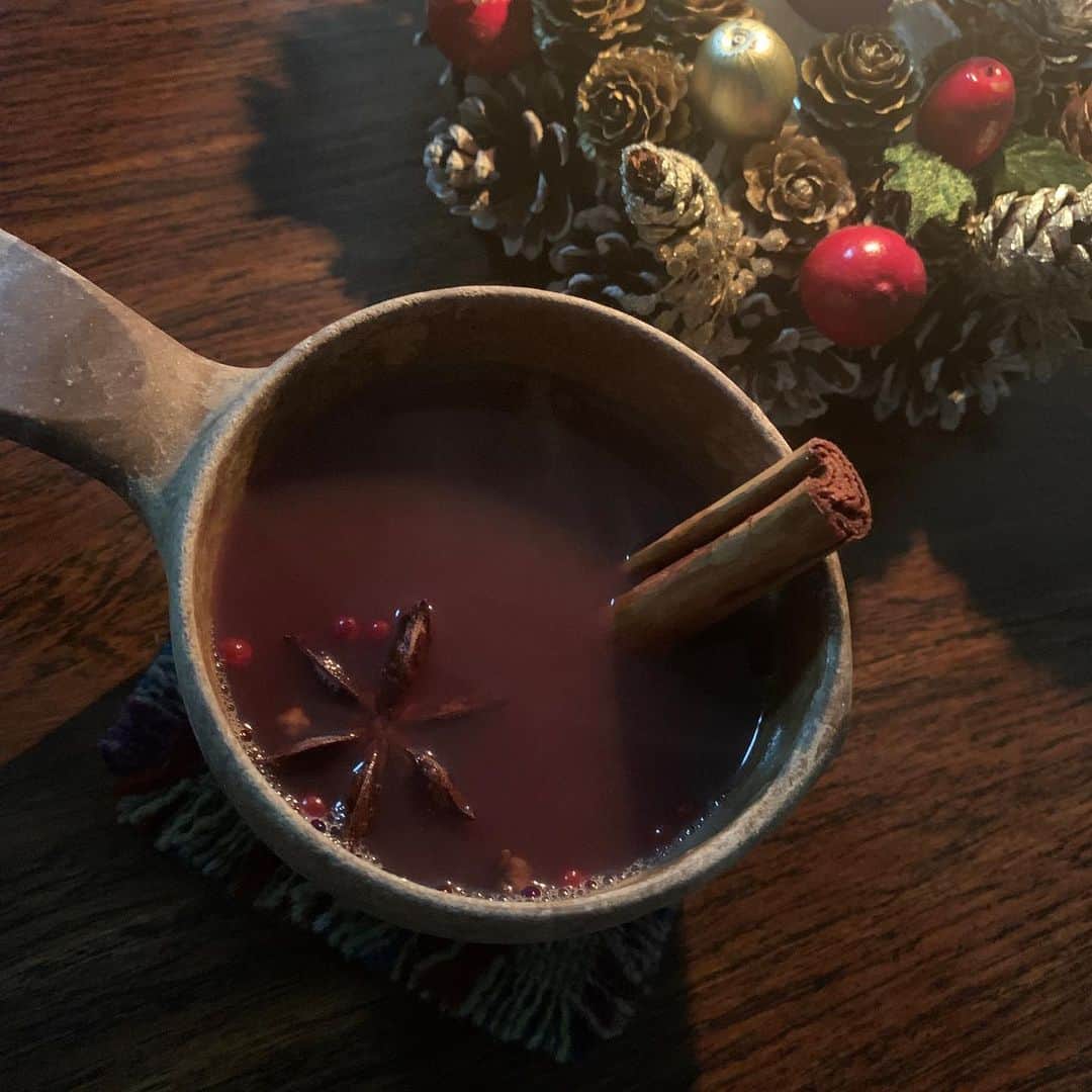 仲川希良のインスタグラム：「#adventcalendar 🎄21 「温まるドリンク」というおしゃべりテーマいただきました ・ 20でお話ししたフィンランドの旅で私を温めてくれたのが"グロギ" フィンランドのクリスマスシーズンには欠かせない ホットワインのようなものです ・ 温める……というかもはやあれがないと生き延びられなかった！ ちなみに首都ヘルシンキの本日の最高気温はマイナス9度、最低マイナス11度だそう ・ ラップランドの日中の気温は忘れましたがいつも鼻の中が凍っていた記憶 新年の瞬間外に出て乾杯したら一瞬でワインが凍って 誰かがマイナス25度だ！と言っていたなぁ ・ 今行くなら絶対全身アウトドアウェアにするな…… ・ ・ あの旅以来ホットワインがとても好きになって 寒い時期のキャンプなどでよく作るようになりました ・ ・ 本来のグロギではないですが アウトドアで手軽に出来る我流ホットワインレシピ ・ ワインと、同量のオレンジジュースを混ぜ スターアニス、クローブ、ピンクペッパーを加えます シナモンスティックでぐるぐる混ぜながら弱火で加熱 沸騰直前まであっつあつにしたら出来上がりです お好みで器に注いでからシナモンパウダーを足してください(……やってみると分かるんですが、おいしいけど映えません笑) ・ 時間を置いたほうがスパイスの香りがワインに移るので 焚き火を見つめながらゆっくり楽しんでください ・ 写真2枚目がおかわり含めて2人分として私がアウトドア用に用意するときのものです カップはフィンランドのアウトドアブランド"クピルカ"のもの ・ ・ ついでにもう少しフィンランドの写真を ・ 4枚目はラップランドでバスの窓に張り付いた雪の結晶……肉眼でくっきり 5枚目よく写ってないんだけど帽子に付いてるのも結晶です！ 小指の爪より大きいくらいだったの 結晶の形のまま雪が降っているのが見えるのははじめての体験でした ・ 6枚目はクリスマスマーケットのグロギのカップ 7枚目はオマケ、手作り雪の結晶 ヘルシンキのクリスマスシーズンのショーウィンドウはひとつひとつ本当にかわいかったな❄️ ・ ・ #🍷❄️❄️❄️ #アウトドアレシピ #ホットワイン」