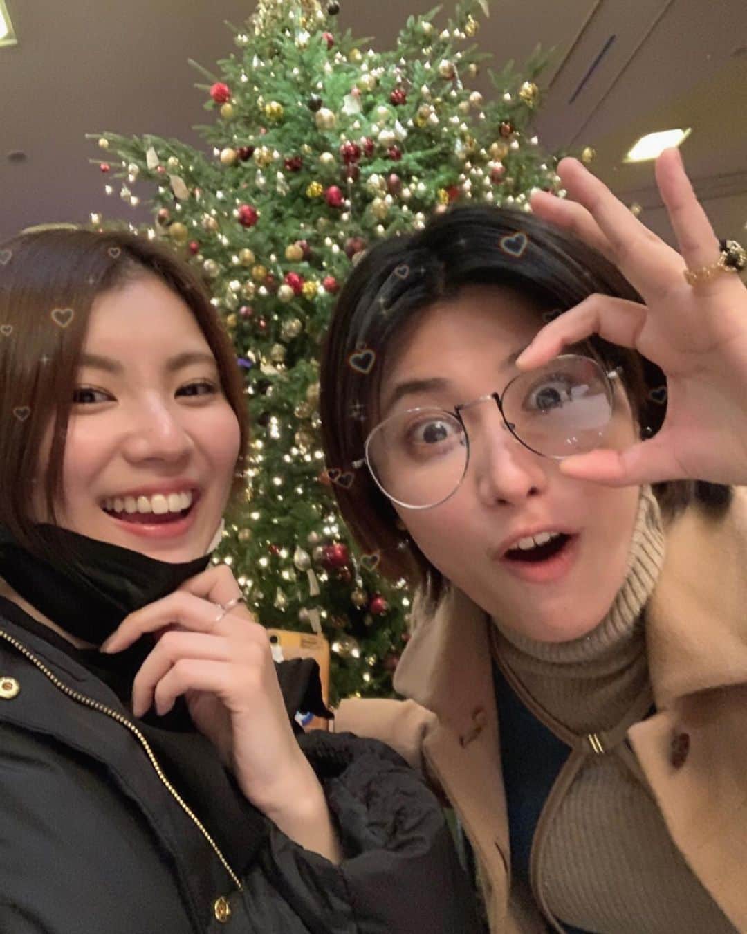 春川芽生のインスタグラム：「3週間ほど前に孫てんと！ 💟 @rei.kobayashi   . 🎟お茶しばきチケットを頂き、  #アリガタヤーッ  HBD祭り上げ🎂と称して＂ヌン活＂とやらに連行🙋‍♂️💨#物騒  . まずホテル選びから目移りしまくって😂😂 孫てんの写真展にも近い #帝国ホテルアフタヌーンティー へ！ベルギーフェア中でチョコもりもり🇧🇪 2人とも塩ょっかい派寄り？(私調べ)なので『うなぎ食いて〜』といいつつ(チョット最低)美味しく楽しく完飲完食✌︎😙😙笑  特にお紅茶沢山飲めて癒された❁ 紅茶と珈琲のほうがスタンドでも良い。(???) . 店内焼きのワッフル(プレーン)と、 魚貝の酒蒸し的なのイチオシだったよ！ サンドイッチも丁寧に美味しさ伝わった😀💘  2人してオシャレ…デキタカナ……の心境を残して スンと去った(笑) #多分うなぎの時点で減点 さちだよ！おめとありと〜💁‍♂️💐💮」