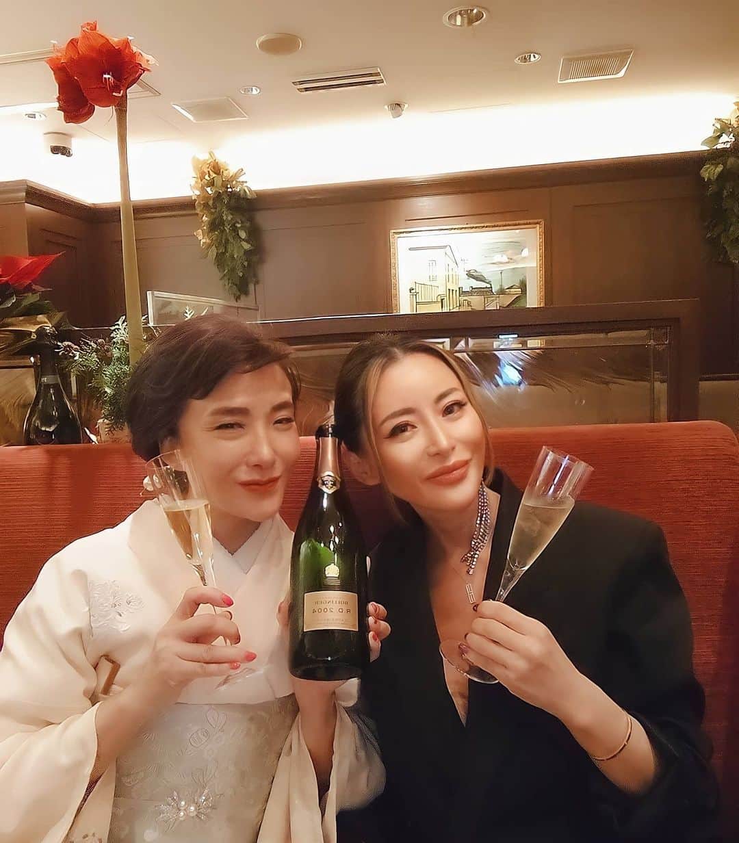 じゅんこのインスタグラム：「. . ママにはいつもお花をいただくばっかりで、やっと入店のお祝いに行けました❤️ . #おめでとうございます #たまにはボランジェ飲んでみた #がしかしインカメあるある #左右反転現象」