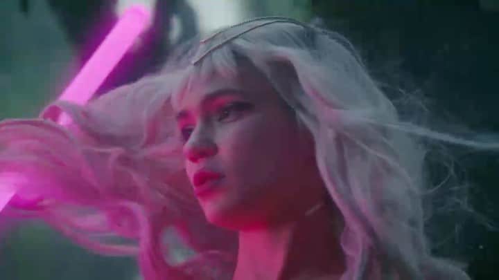 グライムスのインスタグラム：「Player of Games Official Video is out!!   Huge thanks to the team on this they bled for this one, or at least we all got food poisoning haha  Extra special shout out to Anton , this was definitely one of the coolest collaborative experiences I’ve ever had   Oh!  And special thanks to @saber_forge   Wooooop 🧚🏻‍♀️」