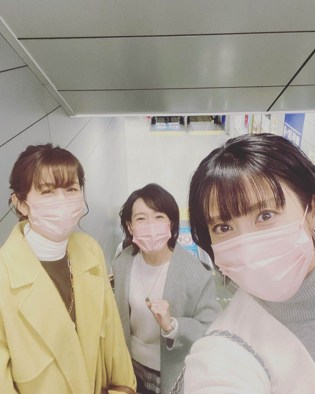 松川浩子さんのインスタグラム写真 - (松川浩子Instagram)「12月のとある日 ロケに行く3人！  2022 年 1 月 1 日(土)　 6 時 30 分~8 時 30 分 「2022 MBS アナウンサー初詣 SP！ 　　　　　　　～関西 2 府 4 県 福巡り～」  同年代のこの3人で 一緒にロケに行くのは 実は初めて！  それぞれの勤務の都合で 新幹線で京都に向かい この後は 大人女子旅満喫しました。  またちょこちょこ お知らせしますね〜❣️  #mbsアナウンサー #西村麻子#上田悦子#松川浩子#同年代#同僚かつママ友#この3人#正月特番 #元旦早めですがご覧ください」12月23日 13時30分 - hiroko_matsukawambs