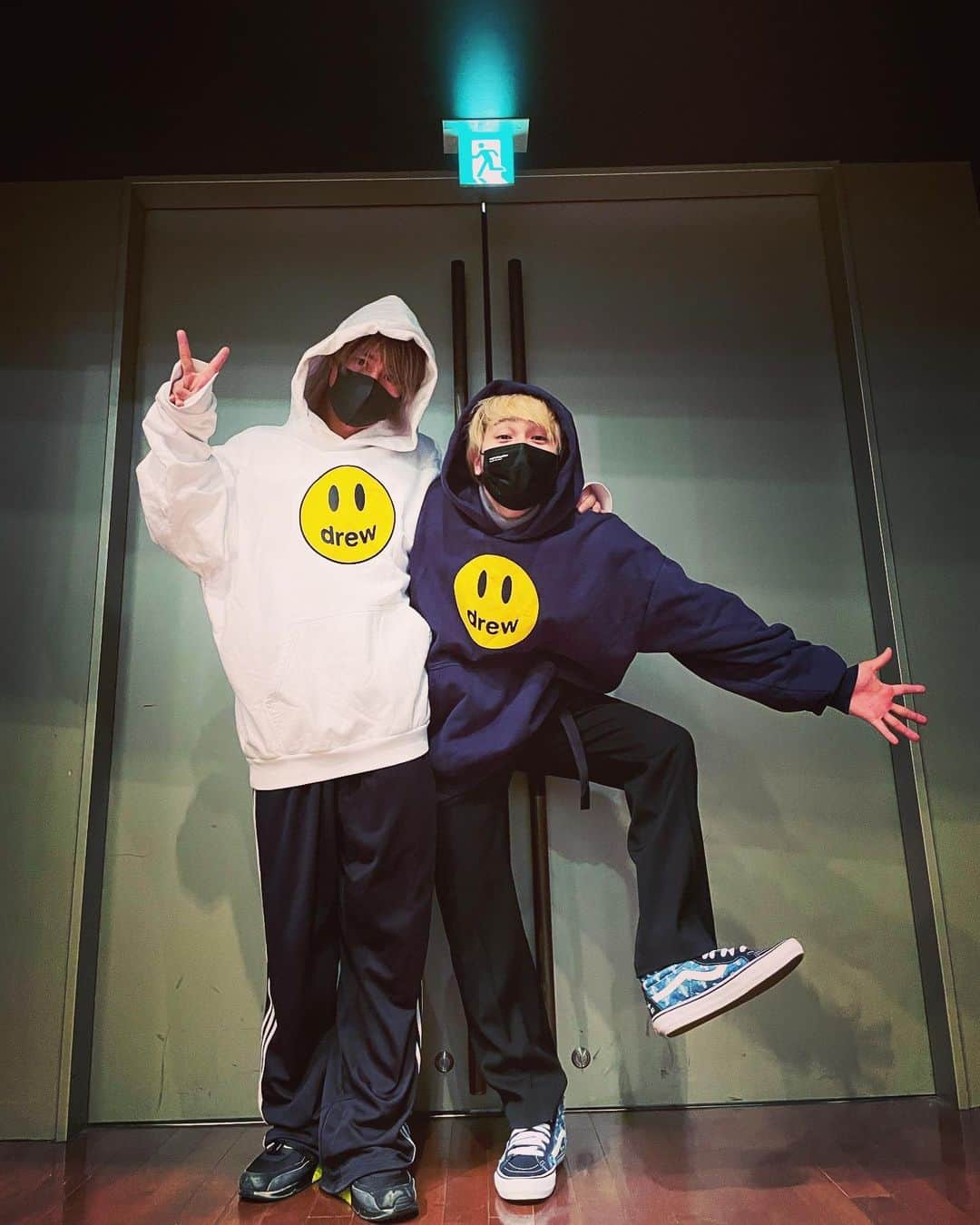 荒木駿平のインスタグラム：「go go 通しリハ💨  カッケェことを追求してきます！  #ayumihamasaki  #drew   @kazuma_hamamoto ←トマトジュース大好きだそうなのでクリスマスプレゼントは箱でプレゼントしよう🍅」