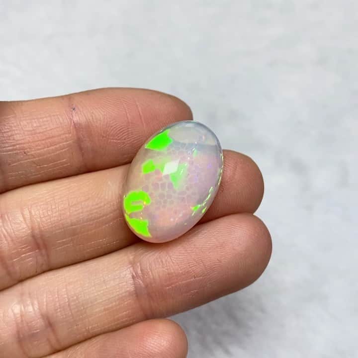 のインスタグラム：「ハニカムオパール  #天然石 #ルース　#ハンドメイド #アクセサリー #宝石　#天然石アクセサリー #天然石ジュエリー　#天然石好きさんと繋がりたい  #gemstones #crystals #ワイヤーラップ #宝石好きな人と繋がりたい #wirewrapped #handmade #handcraftedjewelry #ハニカムオパール」