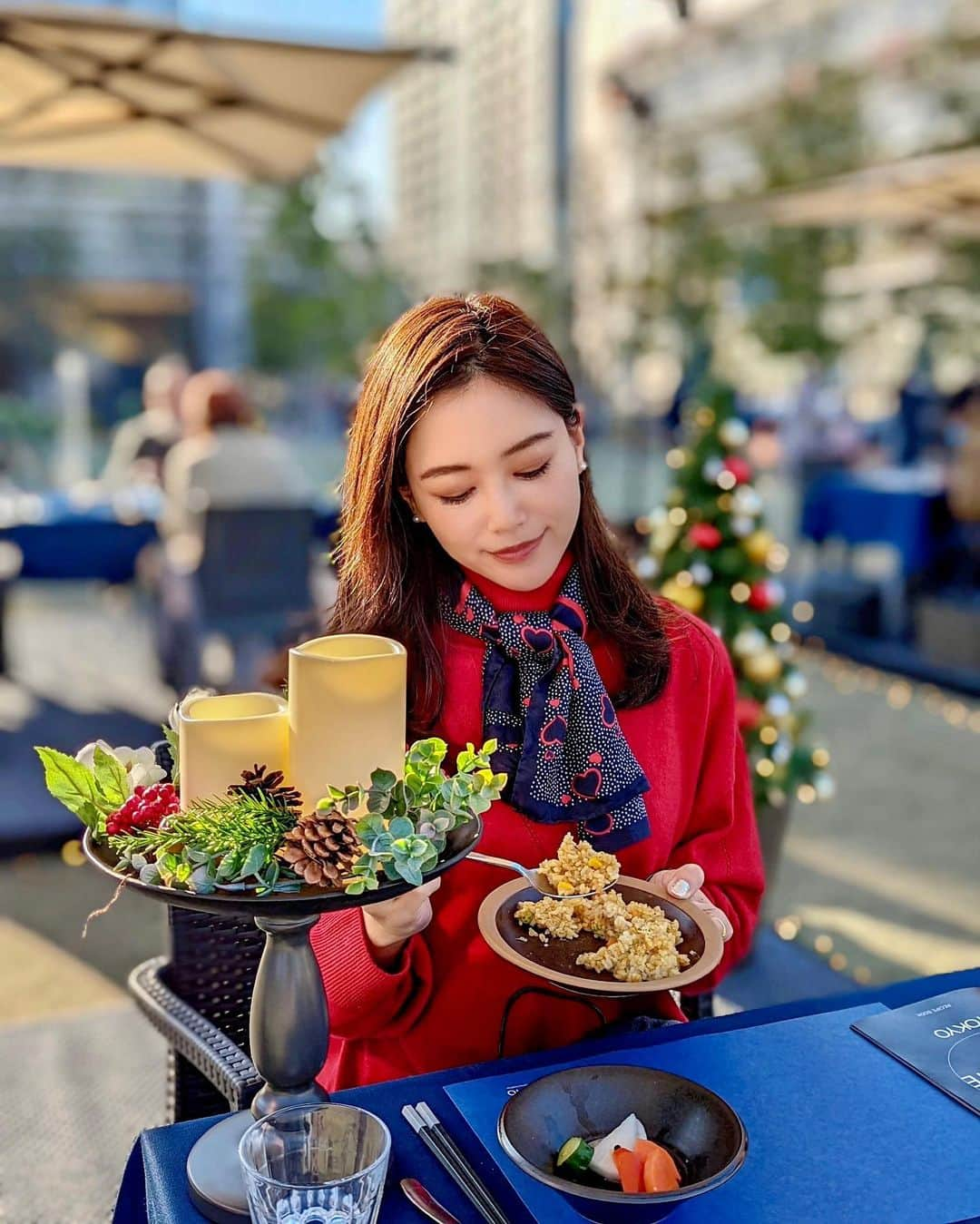 石井里奈さんのインスタグラム写真 - (石井里奈Instagram)「こんにちは☀️ . 先日ポータブル電源EcoFlowから作られたお料理や会場設備を提供するEmergencyFoodRestaurant、LIFEPLATEでランチを食べに🧡✨ @ecoflowjapan  . 非常食を希望食に✨ 災害時でもいつもと変わらず電気を使うことが出来たら、きっと被災後に直面する様々な課題は、食の力で解決できるかもですよね！そんな非常時にEcoFlowで食べられる希望食を食べてきました✨🧡 本当にポータブル電源を活用してつくるこれまでになく簡単で、温かく、美味しい非常食！どれも本当に美味しくて、すべての電器をEcoFlowから賄っているとは考えられないほど、温かくおいしかった〜🥺💕 クリスマスツリーのライトや電気毛布もEcoflowから✨ . 防災食でありながらも、イベント会場もレシピもクリスマス仕様でとっても可愛い🎄❤️ Ecoflowがお家にあれば普段から安心だし、災害時も暖かくて明るく過ごすことができるよね💗 私はまだ防災グッズ集めれてないけどこれがあればかなり安心で欲しくなっちゃった🥺💕✨ . 災害時だけでなくても、今年ハマったキャンプや車中泊でもこれがあればより快適に過ごせそう！🙆‍♀️🧡 . レシピ本もいただいたのでおうちでも作ってみよっと🧡パスタやパンやミートボールなどどれも美味しくて幸せグルメでした🥺✨ . 会場に合わせたコーデはこちらです🧡 dress&scarf... @tarajarmon_jp  boots... @hermes  bag... @vasic_japan  . また更新するね💕 . #ecoflow #ポータブル電源 #エコフロー#Lifeplate #クリスマスディナー #PR #防災 #防災グッズ #おうちごはん #簡単レシピ #キャンプ #キャンプ女子 #キャンプギア #キャンプ飯 #グランピング #クリスマスコーデ #おうちごはんlover #防災用品 #クリスマスプレゼント #クリスマス #クリスマスパーティー #クリスマスツリー #女子会 #お料理 #家電 #お料理記録 #レシピ #レシピ本 #テラスランチ #camping」12月23日 12時21分 - ri7tin1025