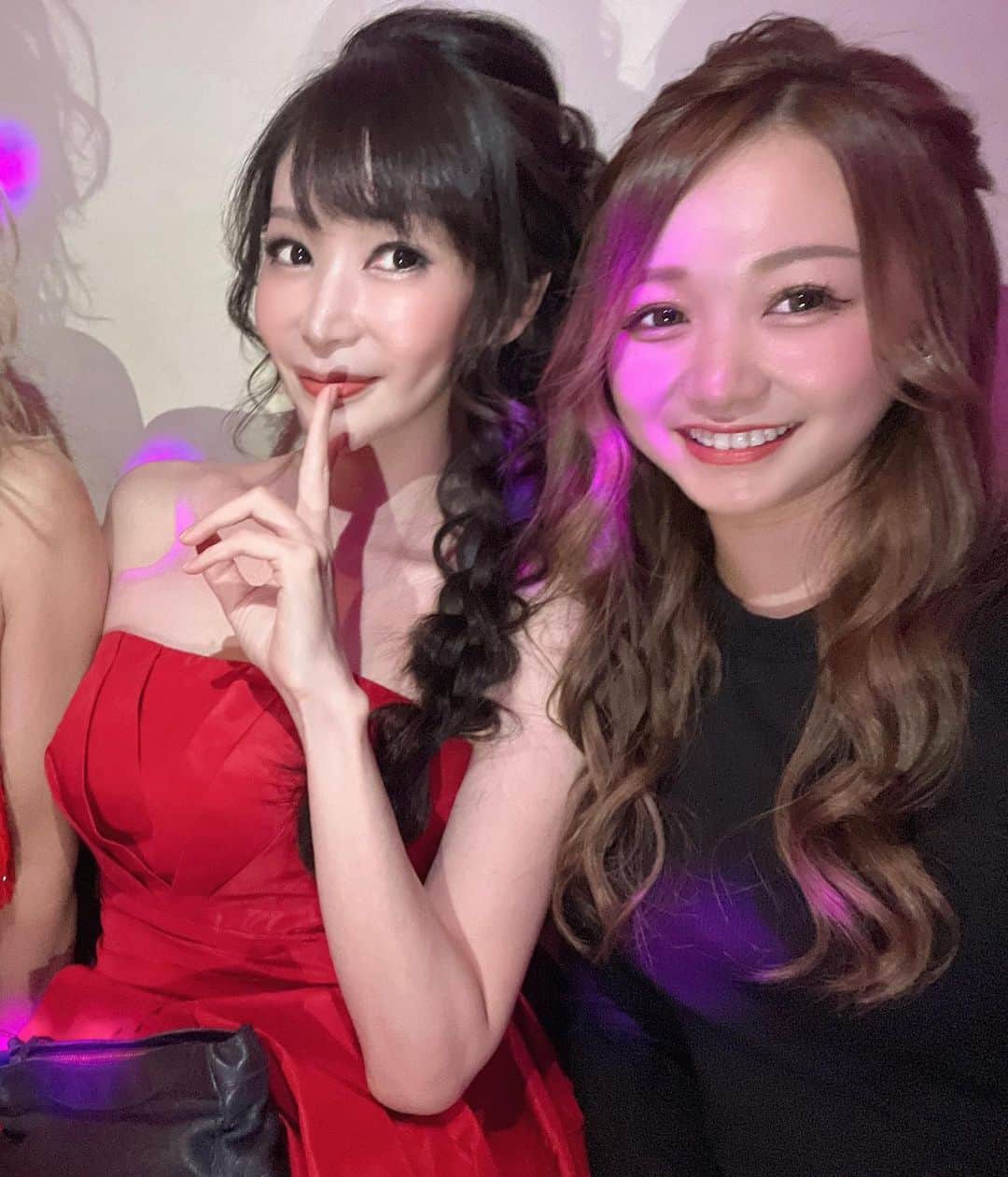 あゆぽよのインスタグラム：「❤️  初カマラ❤️❤️❤️  れんかママ綺麗すぎたし スタイルもめっちゃいいし なんせ顔がちっちゃいこと🥺🥺🥺  女のあゆも負けてられませんな😂  またカマラ行きたい！！！  一緒に行ってくれる人大募集中😘  とりあえず、痩せよっと  #錦キャバクラ #名古屋キャバクラ #サロンドゴールド #カマラ#れんかママ」