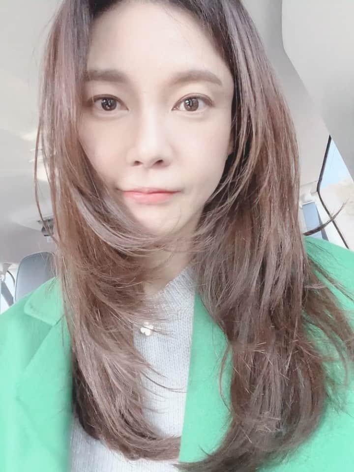 チャ・イェリョンのインスタグラム：「새벽에는 코 끝이 시리게 추웠는데 ☀️햇님이 나오니 그럭저럭 따뜻 해져서  기분이 좋아요.  제가 너무 좋아 하는 프로그램 촬영 날이라 행복한 하루가 될 것 같아요. (무슨 촬영 일까요?)  그대들도 좋은하루 보내시라고…. 제 하트 뿅💕」