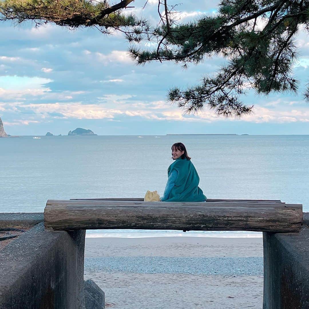 トリンドル玲奈さんのインスタグラム写真 - (トリンドル玲奈Instagram)「撮影スポットにて☺︎  綺麗な景色と海の音に癒されました☺️😌  本当に素敵なところだったなぁ。  @tabiiro」12月23日 12時40分 - toritori0123