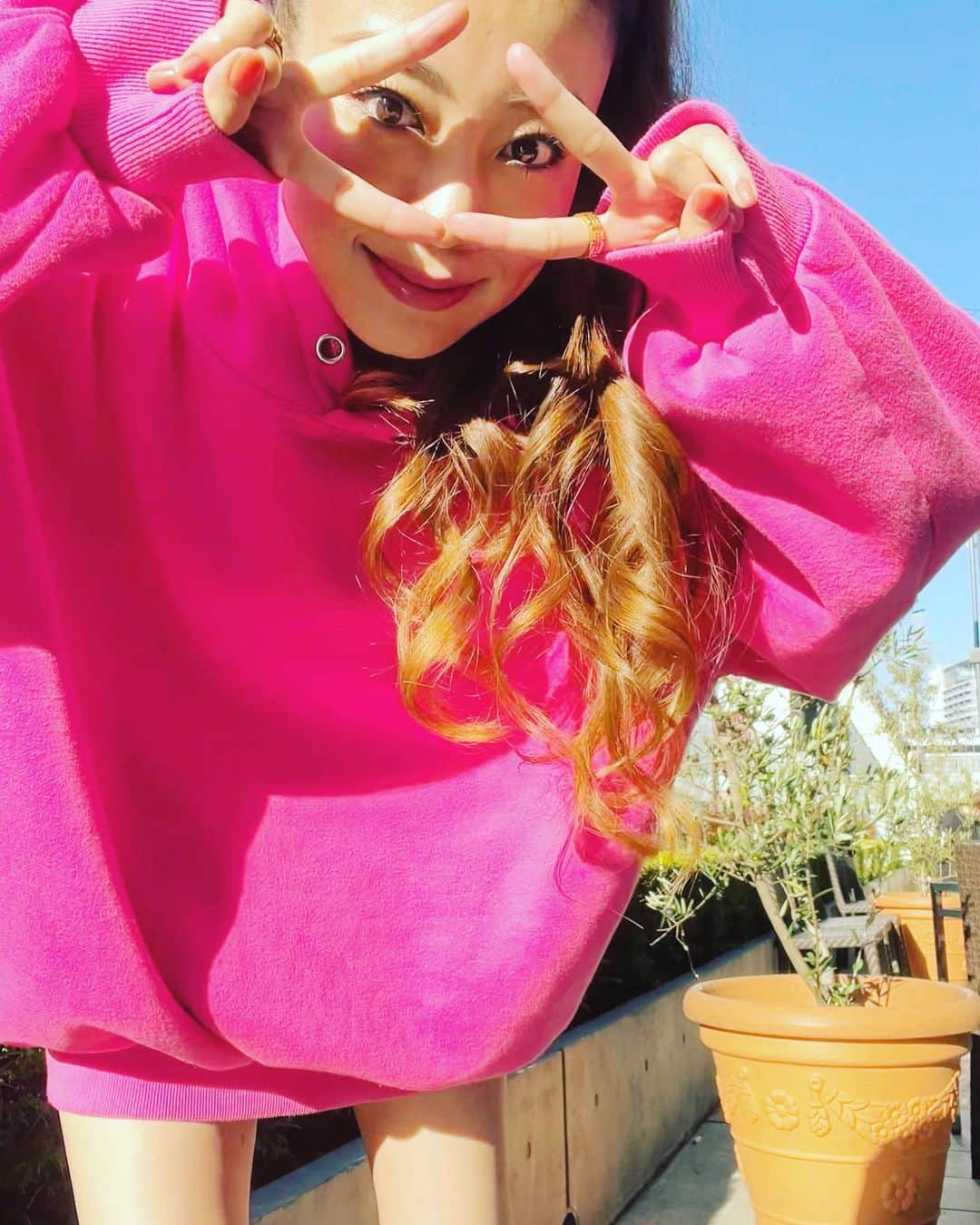 あびる優さんのインスタグラム写真 - (あびる優Instagram)「💓💙青空✖️ピンク💙💓  #blue#sky#pink#fashion#晴天#青空#ピンク#💓#💙」12月23日 13時20分 - yuabiru74