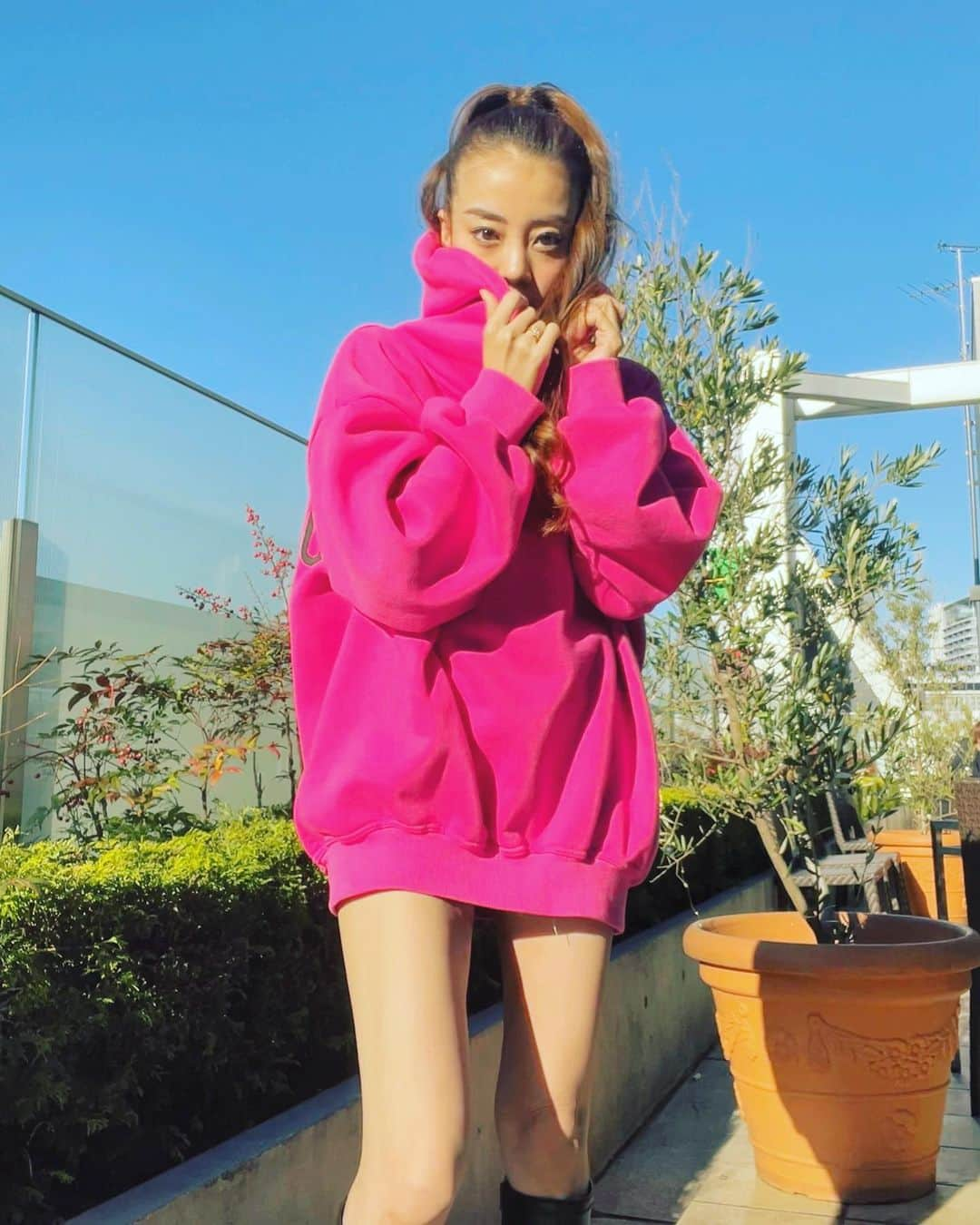 あびる優さんのインスタグラム写真 - (あびる優Instagram)「💓💙青空✖️ピンク💙💓  #blue#sky#pink#fashion#晴天#青空#ピンク#💓#💙」12月23日 13時20分 - yuabiru74