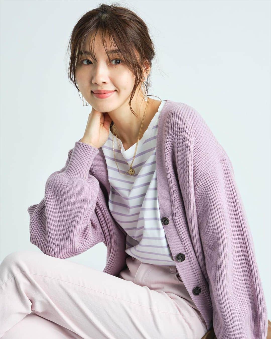 のインスタグラム：「Recommend Item @jusglitty_official  ⁡ ゆるカーデ price：¥16,500 color：紫、ロイヤルブルー、ライトイエロー、オフ白 ⁡ ⁡ 商品の詳しい情報はタグからcheck☑︎ ⁡ -------------------------------------------------- ⁡ ▶▶︎▶︎information ⁡ ☑︎📩メルマガ登録でお得な情報をGET‼︎ 不定期でお得なキャンペーン実施します✨ ⁡ ☑︎公式オンラインサイトArpege storyで 店舗在庫状況がご確認いただけるようになりました！ さらにネットで完売商品もお店に在庫があれば取り寄せ、お取り置き可能になりました💐(一部店舗のみ) ⁡ -------------------------------------------------- ⁡ #jusglitty #ジャスグリッティー」