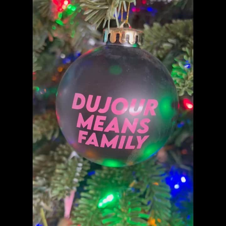 ブレッキン・メイヤーのインスタグラム：「TREE WITH STUFF ON IT!!!」
