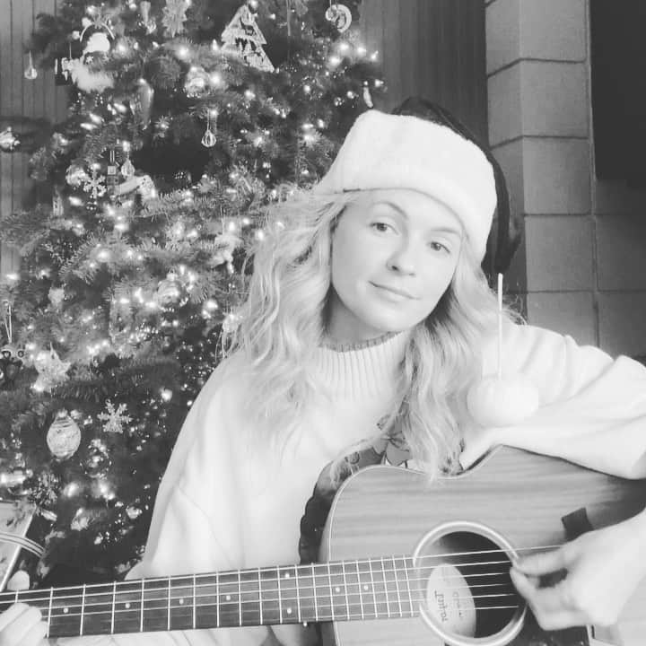 リンジー・ゴートのインスタグラム：「“happy christmas (covid war isn’t over)”- quick little covid christmas cover song i whipped up for funzies. this wasn’t my best take, i’m embarrassingly behind on my guitar lessons, but when life hands you a garbage truck sound effect in the background of a depressing song, you take it. 🎄🎄」