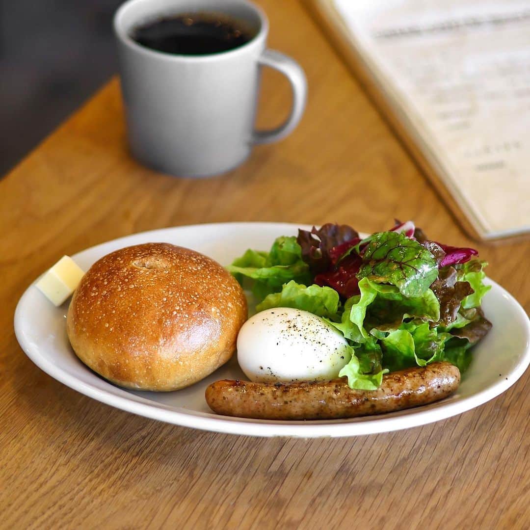 きょん。さんのインスタグラム写真 - (きょん。Instagram)「.  .  CRÉER COFFEE @creer_coffee  もっちりパンと パリッとソーセージ。  朝ごはんというよりも ブレックファースト。  高松で過ごしたまばゆい朝☀︎  #クレエコーヒー #CREEERCOFFEE #breakfast#japanesecafe」12月23日 8時04分 - kyon_tokiiro