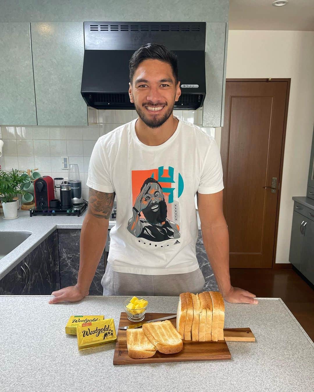 ラファエレ・ティモシーのインスタグラム：「A quick and easy breakfast or snack made using my favourite butter all the way from New Zealand - @westgoldnz If you want to try a tasty combo, serve lashings of New Zealand butter on hot fluffy Japanese bakery bread.... delicious! Ad. #westgoldbutter #おいしい #nzbutter 🍞 🧈 😋」