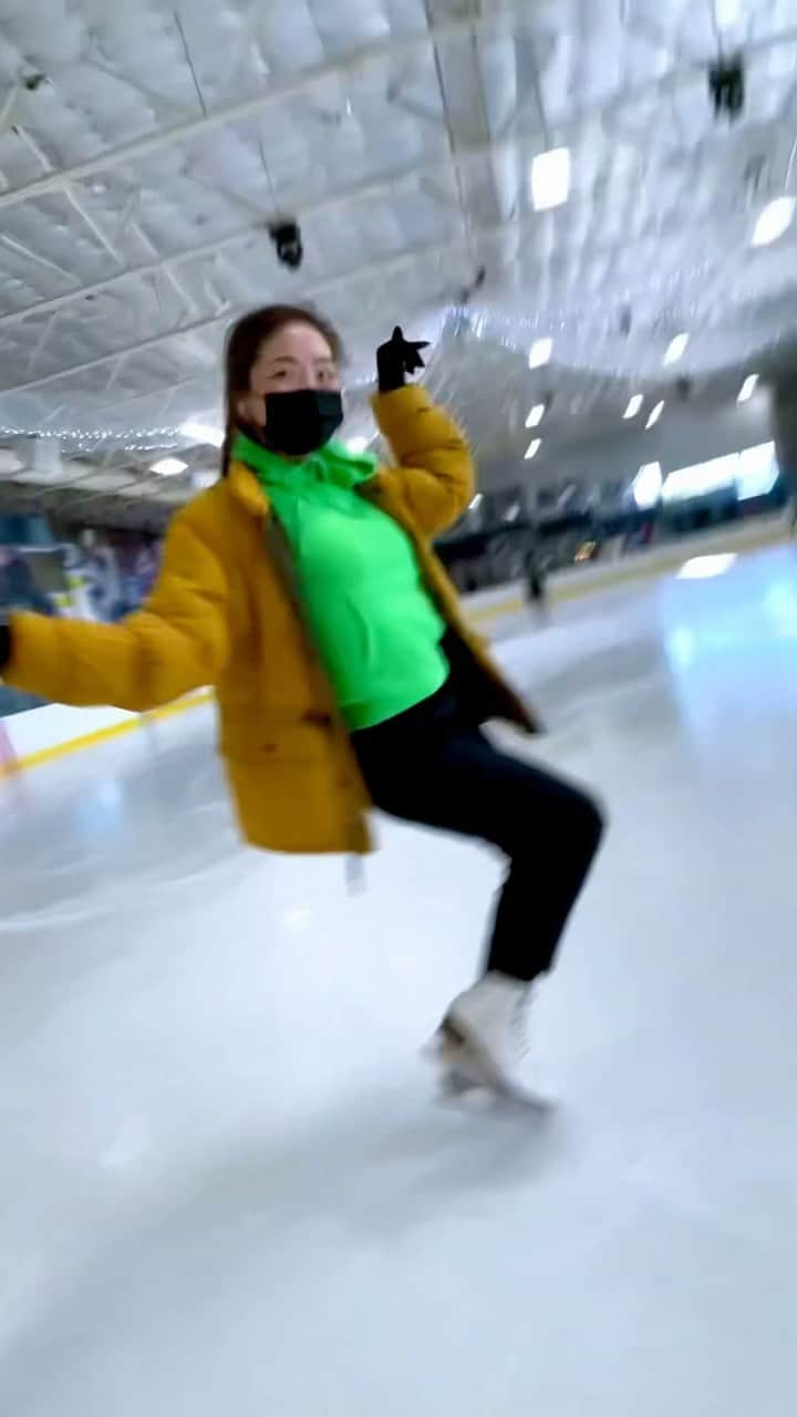 マイア・シブタニのインスタグラム：「Happy Holidays!! Stay safe and enjoy your time with loved ones. ❤️✨  🎶: @bts.bighitofficial Butter (Holiday Remix) 🧈⛸🎁 Filmed by: @alexshibutani  #BTS_Butter #bts #skating #figureskating #choreography #maiashibutani #shibsibs #happyholidays」