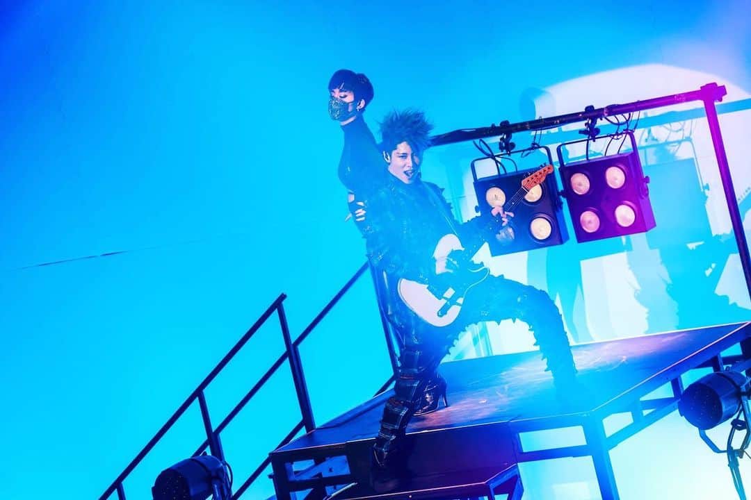 雅-MIYAVI-のインスタグラム：「Rocked JAPAN winter 2021 ⚡️⚡️🥳🤟🏻  そしてそして、ジャパンツアー２０２１無事に(？)完走しました〜！！！！  コロナで来れなかった人たちもいると思う。この状況下で来てくれたみんな、ありがとう。楽しかったね！いっぱい笑ったし、いっぱいギター弾いた！てか、喋りすぎたね(笑) みんなが声出せない分、MIYAVIがんばったよ。(褒めて🥺)  改めてやっぱライヴしたい、と思ったよ。  もっともっとステージに立ってみんなと面と向かって一緒に音を感じて全部解放したい。  ライヴミュージック、なくしちゃいけない。なくしたくない。改めてそう強く思いました。  バンドメンバー＆ツアースタッフも新しいセットで準備期間も短い中バタバタしたけど本当にがんばってくれました。感謝です。また新しい光が見えました。掴みにいきたい。  まだまだパンデミックはおさまらないけど、どう転んでも与えられた環境の中でベストを尽くす。それ以外にない。お互いがんばって一緒に乗り越えて、また来年会おう！！！！  M」