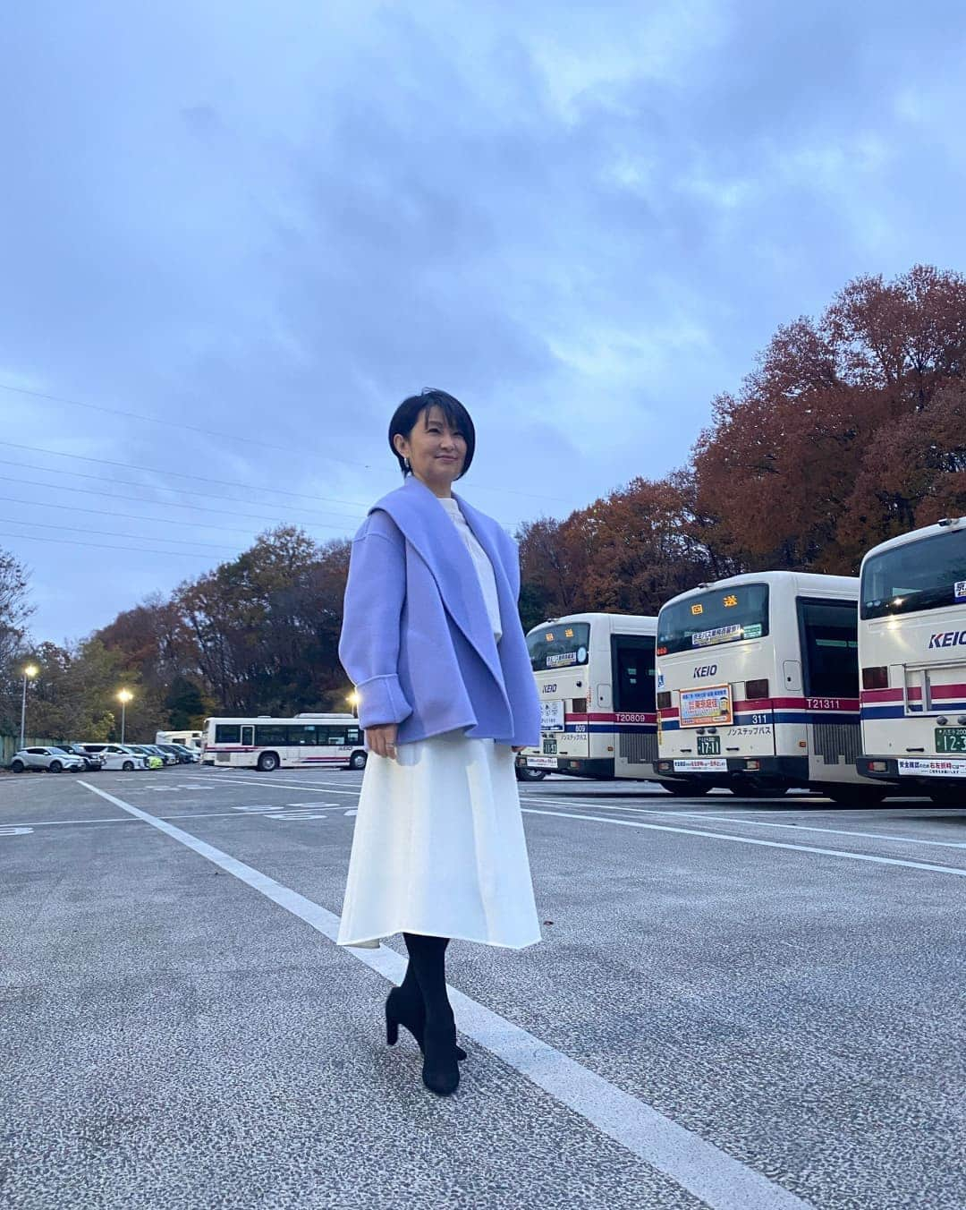 小島奈津子さんのインスタグラム写真 - (小島奈津子Instagram)「2021*12*23 #水曜日のダウンタウン #みちお さん#見栄晴 さんとバスの旅🚌 #カメラおじさん怖い😆 ． ニット&スカート @la_boutique_bonbon_official   コート @cyclasofficial   ピアス @roomx601   リング @unoaerre_japan」12月23日 10時10分 - kojimanatsuko_official