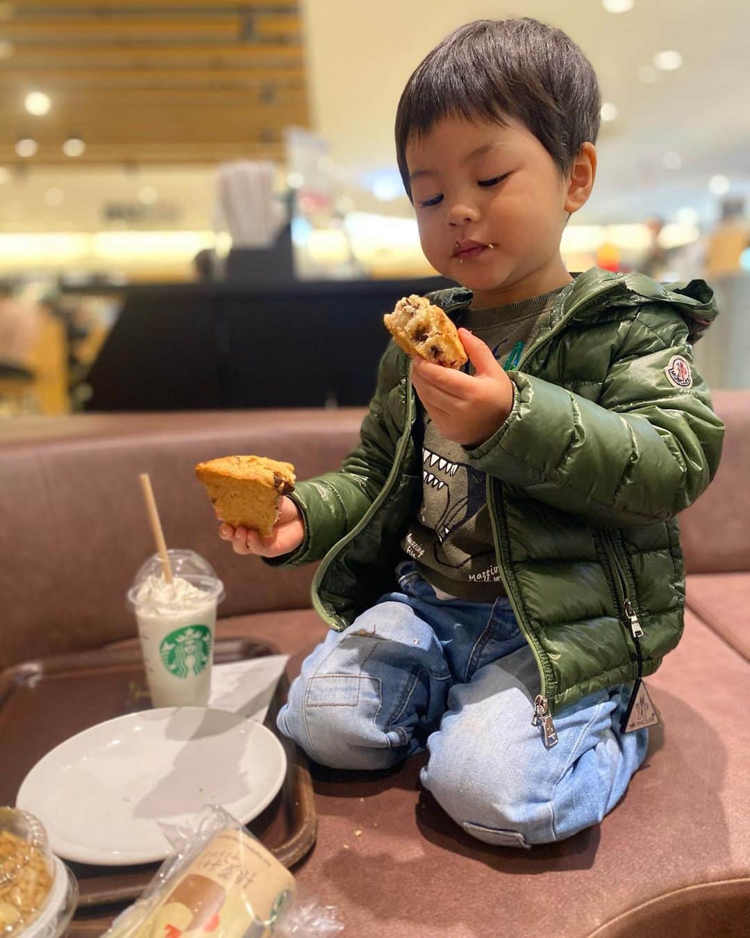 鈴木サチのインスタグラム：「. 我が家の子供たちはみんなスタバが好き💕 . あっくんはチョコレートチャンクスコーン、怪獣にーさんはハムチーズ、お姉ちゃんはシュガードーナッツ。 . みんな好きなのが違うから、ケンカにならない😂 . . シュガードーナッツが一時期卵入りになってしまい、卵アレルギーのお姉ちゃんはガックリ😰😰してたけど、また卵なしに戻ってよかった💕💕 . . #ママ #ママモデル #モデル #3児ママ #3兄弟 #女男男 #スタバ #スターバックス #私はジンジャーブレッドラテのデカフェ」