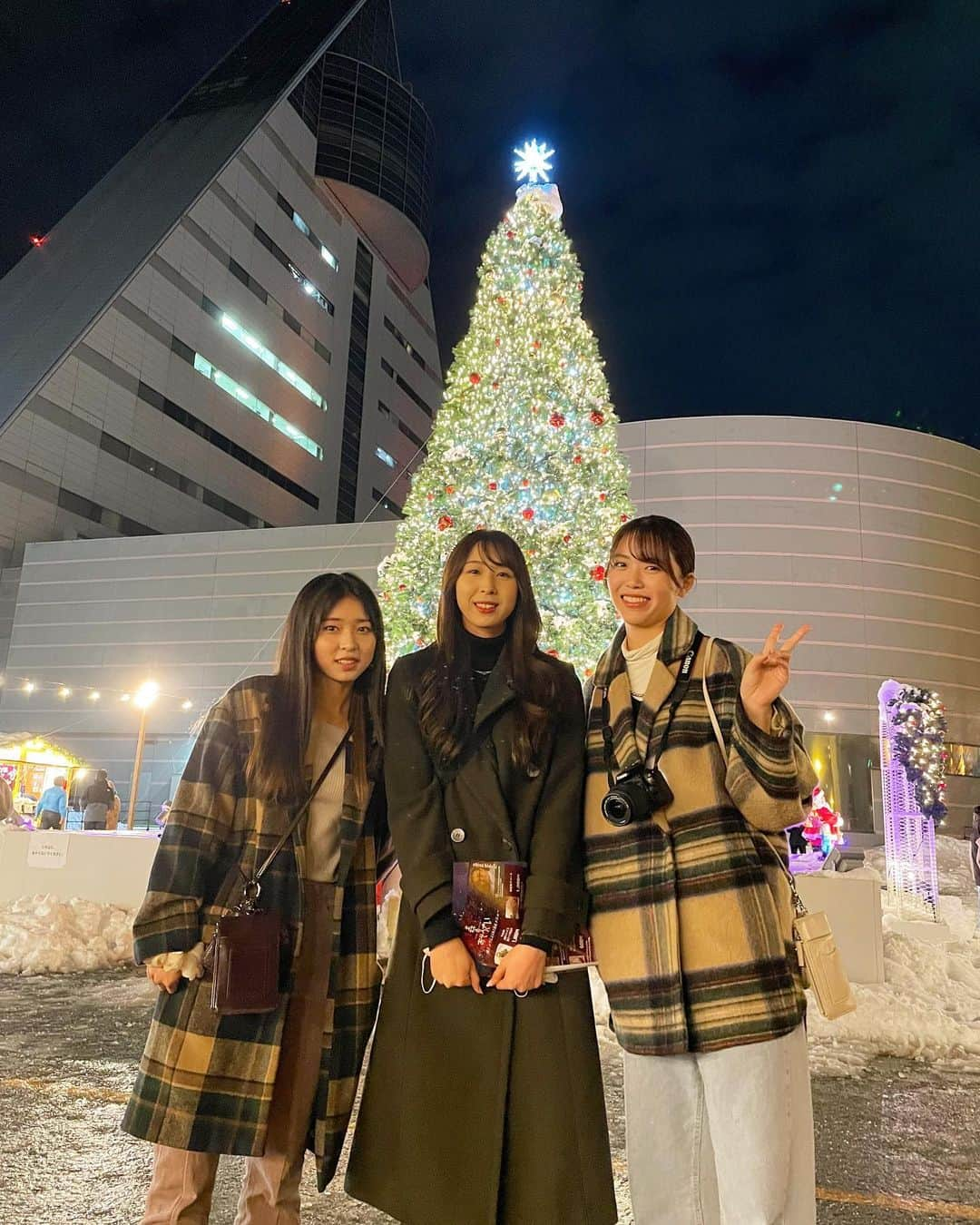 ときのインスタグラム：「🎄🎁🎅🌟  寒いけどイルミネーションとかって温かい気持ちになるよね🥰  みんなも行ってみてね💕  #青森 #aomori #アスパム #アスパムクリスマスマーケット #クリスマスマーケット #クリスマス #christmas #xmas」