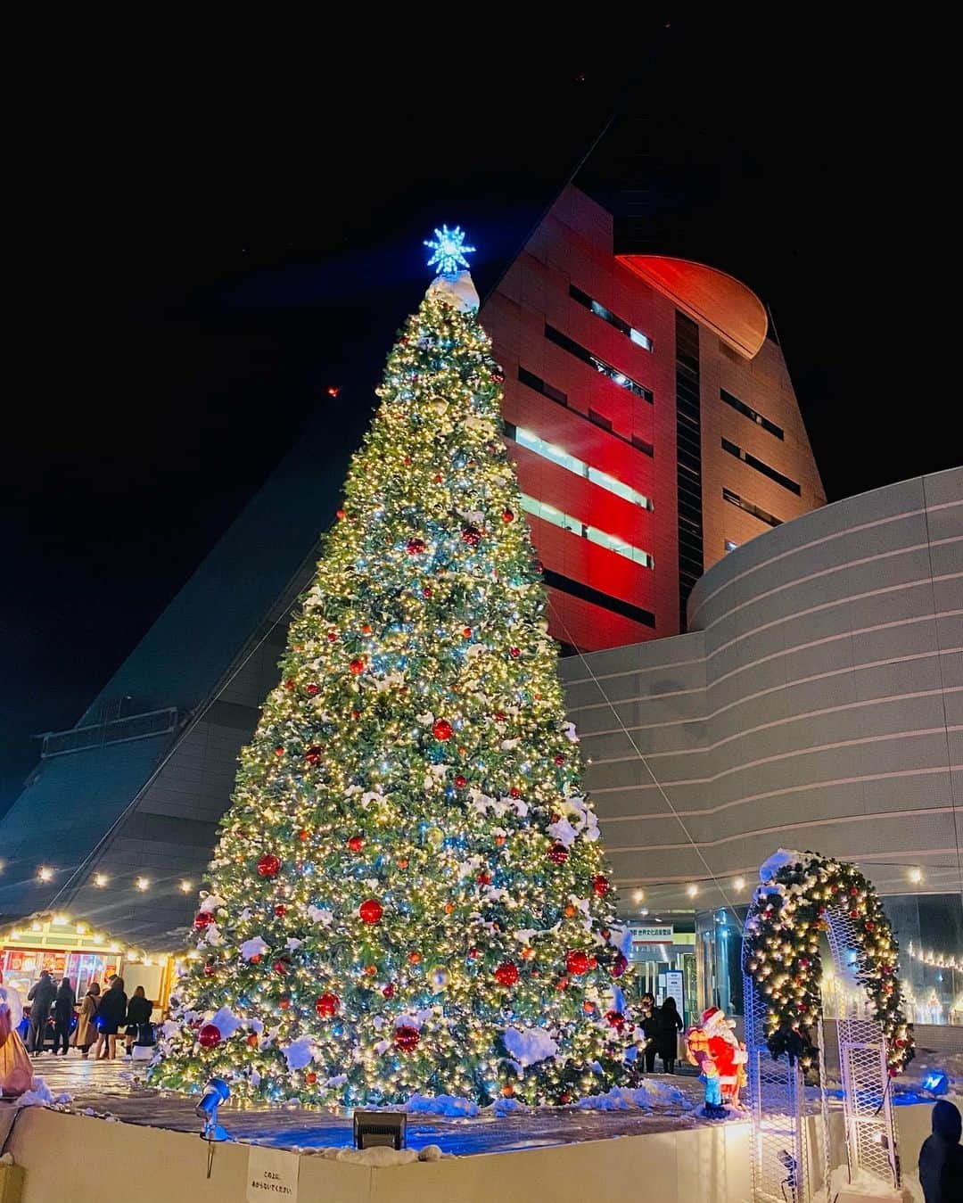 彩香のインスタグラム：「＊ クリスマスマーケット🎄🎅 ツリーが綺麗すぎました〜♡♡♡ 鐘を鳴らすところもあって、ロマンチック❤️ 25日までですよ〜♪ ＊ ＊ ＊ #クリスマスマーケット #青森 #aomori #アスパム #観光」