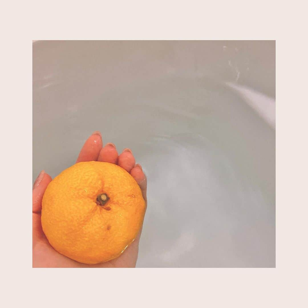 秋元真夏さんのインスタグラム写真 - (秋元真夏Instagram)「.  昨日は冬至🍊  毎年ゆず湯の時期が密かな楽しみ〜❄️ 良い香りで癒された🤤  #冬至」12月23日 11時45分 - manatsu.akimoto_official