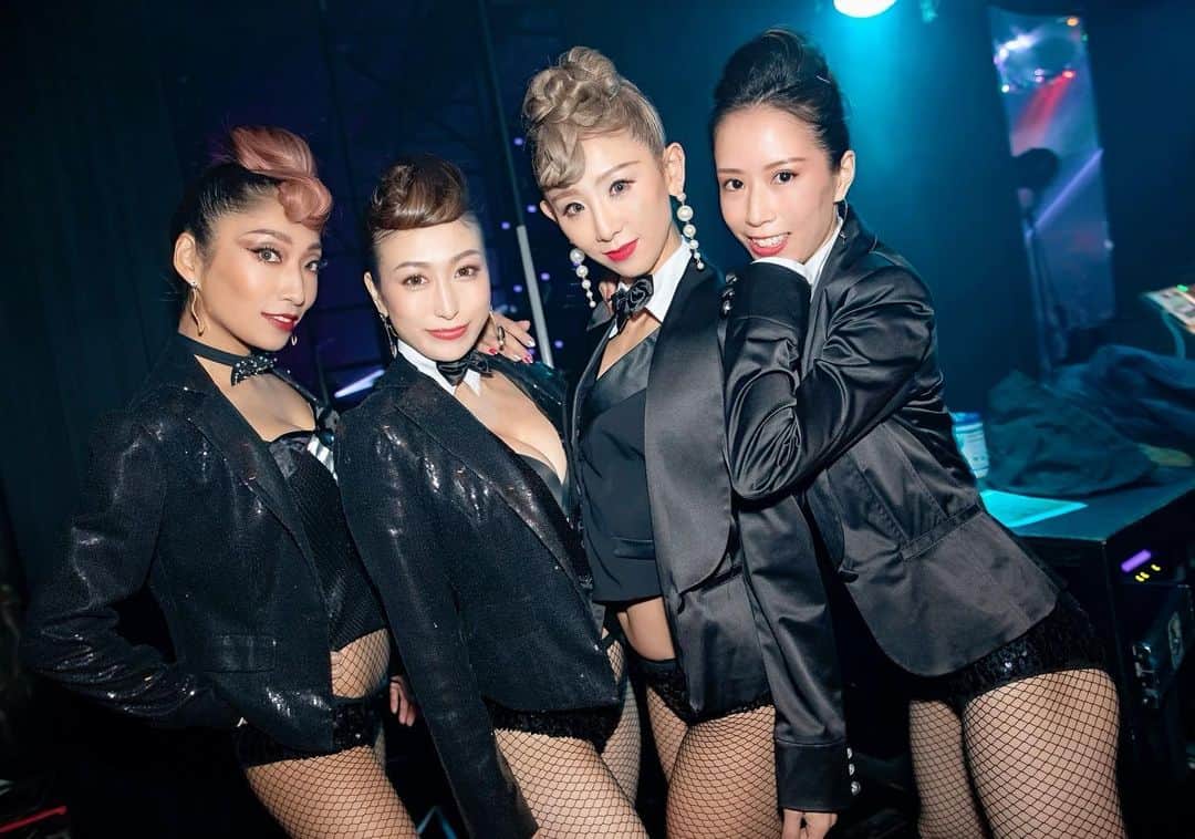 CYBERJAPAN Staffのインスタグラム：「先週行われた @agehatokyo でのパーティー。 レジェンドのメンバー紹介したいと思います。 １枚目: （左から）Masayo. Rino. Baby. Mio.  2枚目: lory. Lina. Hiroko. Juri.   １枚目のグループの方がより昔の方達なので、最近のCYBERJAPANをご存知の方は、２枚目のメンバーは知ってる、覚えてる！という方も多いかも。  Masayo. Rino. は、昔麻布十番にあった WAREHOUSE（昔のELLE TOKYO 👉現 1OAK）でやっていた PINK! というポールダンスのイベントでも大活躍してくれてました。 MIO. BABY. は、むかーしのBikini night Mix CDのジャケットに載っていたりします。  Photo by @uhikaru  #cyberjapan #cyberjapandancers #サイバージャパン」