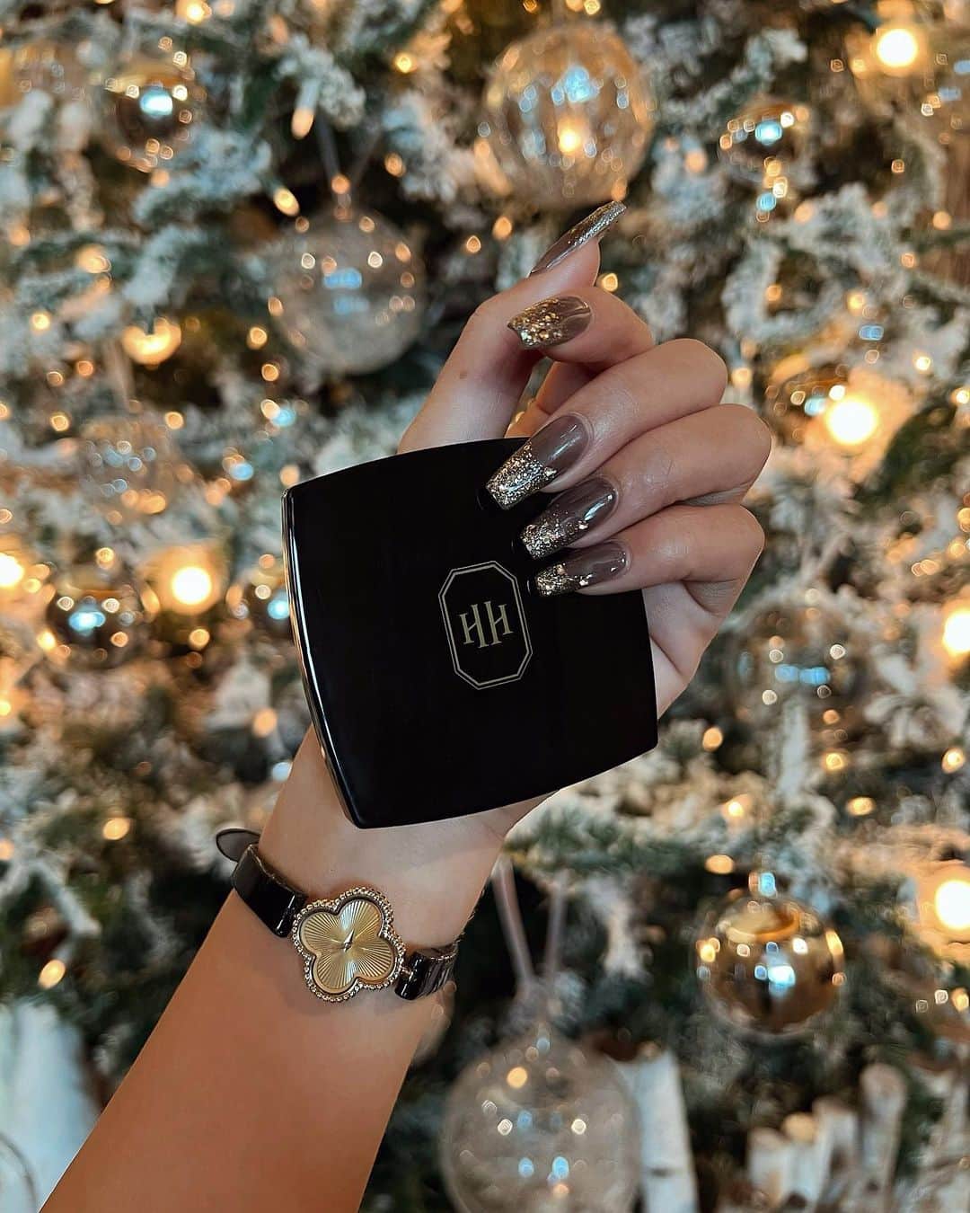 華のインスタグラム：「イルミnail🥂💫 . . . ホロラメ5種類と小粒ストーンのグラデmix♡ エイチバイぽくて可愛じゃん💋 .  Xmasと正月の掛け持ちよいしょ⤴︎」