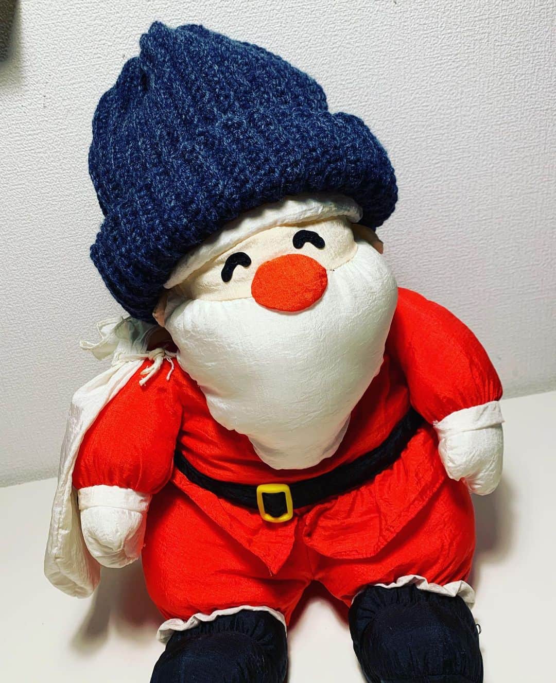 歌川菜穂のインスタグラム：「. これは去年のクリスマス時期に編んだニット帽  モデル:私が👶の頃から一緒のサンタさん  #かぎ針編み #かぎ針編みニット帽 #編み物 #ハンドメイド」
