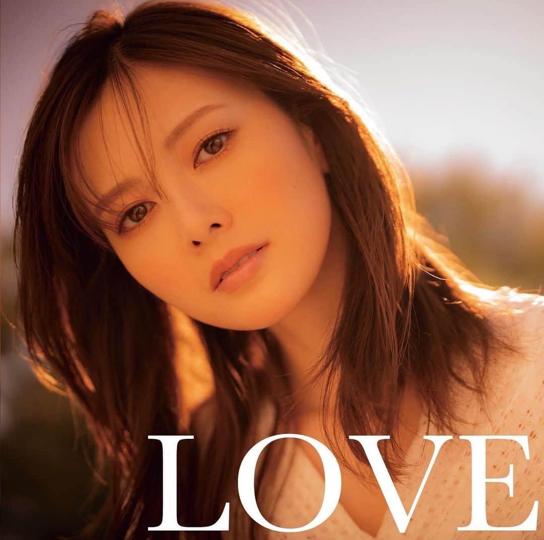 のインスタグラム：「DJ和さんの、ミックスCDシリーズの最新作  「LOVE ～もういちど好きになってもいいですか？～ mixed by DJ和」 「HAPPY ～たまには大人をサボっちゃお？～ mixed by DJ和」のジャケット写真を飾らせていただくことになりました🌷  昔の懐かしい思い出を思い出しながら、 今の生活も幸せでhappyな毎日を過ごせますように💐  2月16日発売です🌸 よろしくお願いします！」