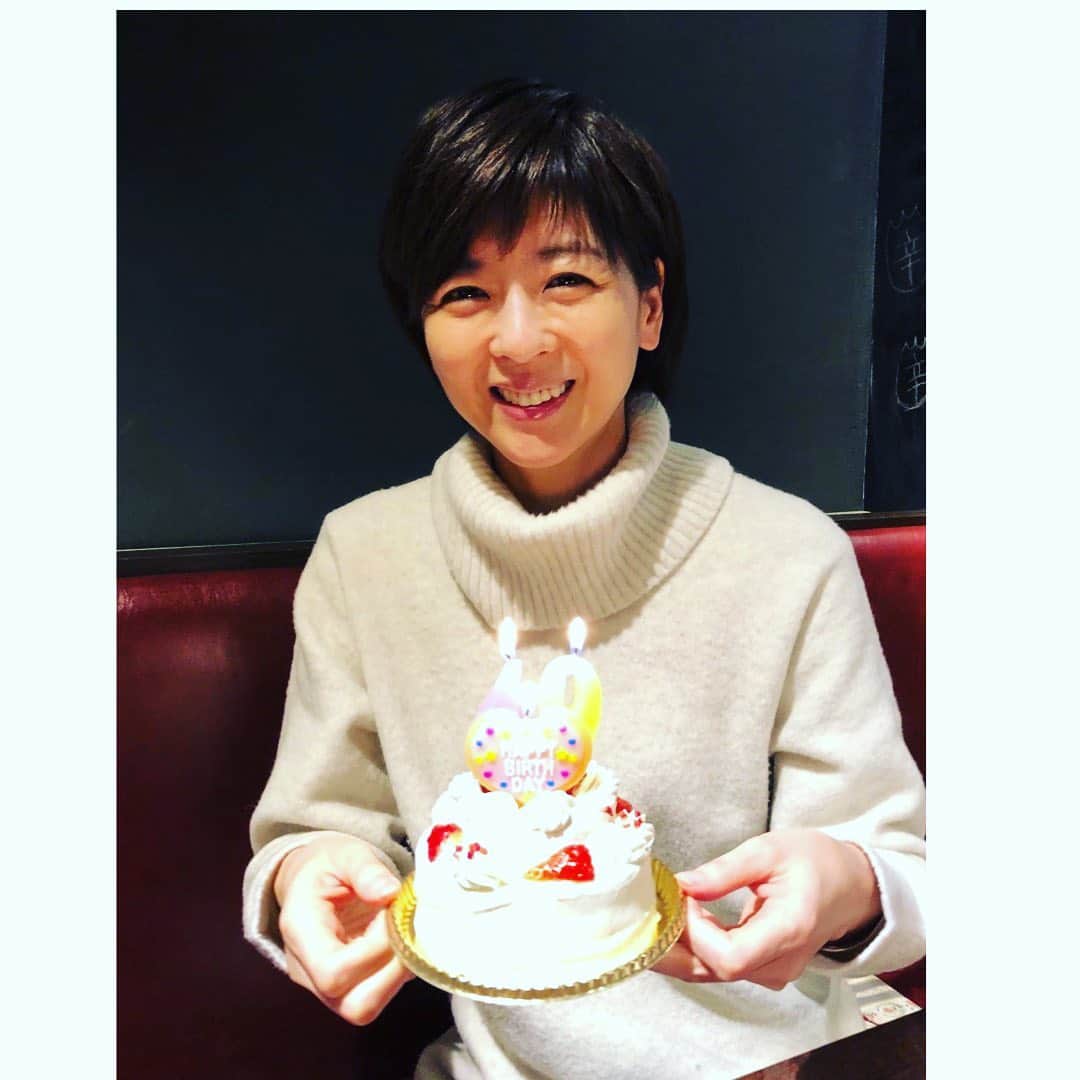 中山忍さんのインスタグラム写真 - (中山忍Instagram)「どーんと！  ホールのケーキ🎂 3つ頂きました😋  たくさんの お祝いメッセージ ありがとうございます✨  #誕生日 1月18日 #バースデーケーキ🎂」1月21日 15時16分 - _shinobu_nakayama_