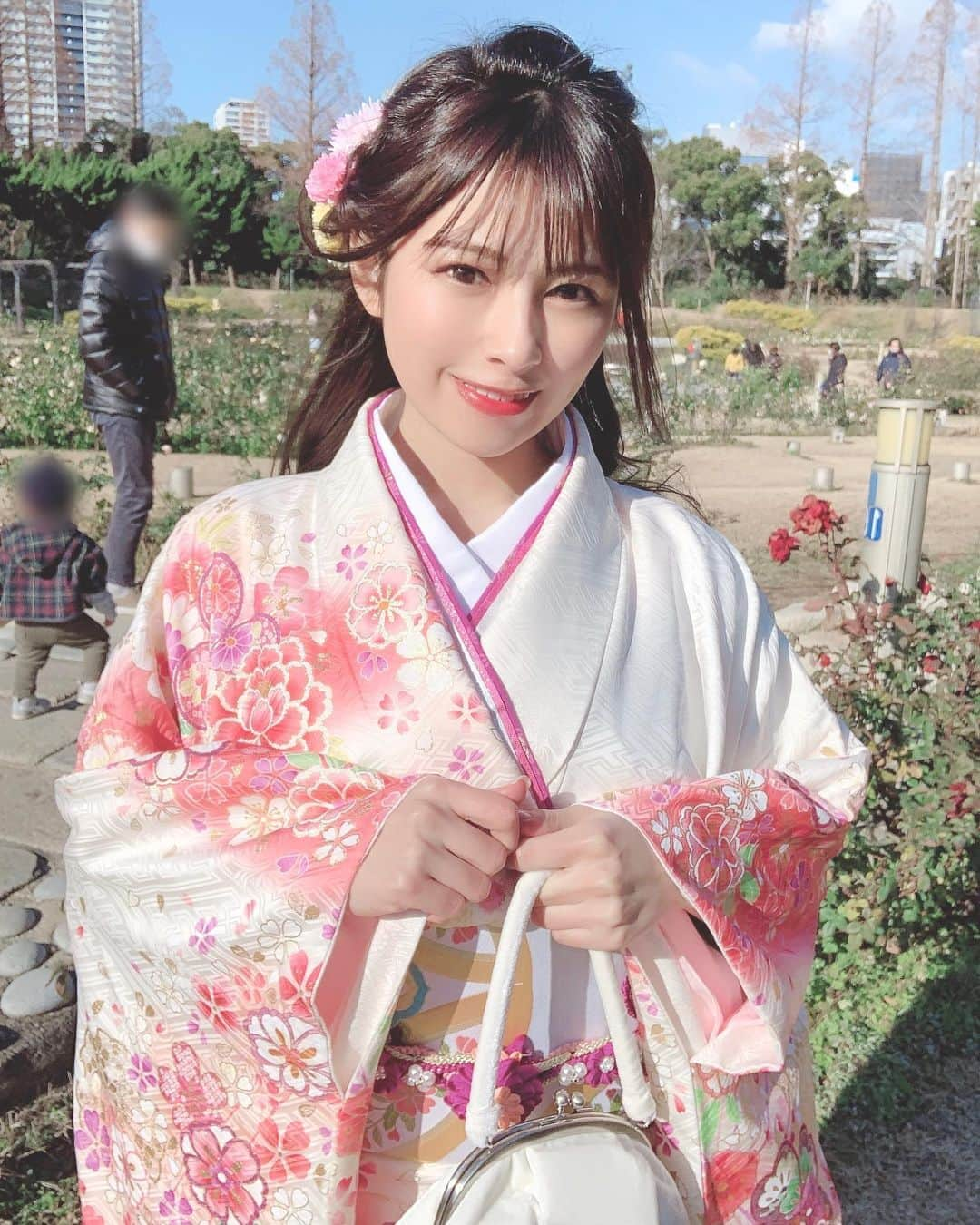 日比野友香のインスタグラム：「👘振袖撮影会詳細出ました！     年に1度しかない振袖撮影会です✨ スマホ撮影OKなので、初めましての方も大歓迎！    《予約受付開始 1月22日(土)18時～》  hibino.official@gmail.com こちらにご予約してね📧                #撮影会 #撮影会モデル #野外撮影 #振袖#成人式 #成人式ヘア #成人式振袖 #成人式ヘアセット #成人式着付け #成人式髪型  #成人式メイク #成人の日 #kimonostyle #japan_of_insta#japanesekimono #着物女子#振袖へア#振袖ヘアアレンジ #振袖コーディネート#振袖コーデ#振袖レンタル #着物好きな人と繋がりたい #着物 #メイク #メイク好きな人と繋がりたい #巻き髪 #ヘアセット #ヘアスタイル #ハーフアップ #黒髪」