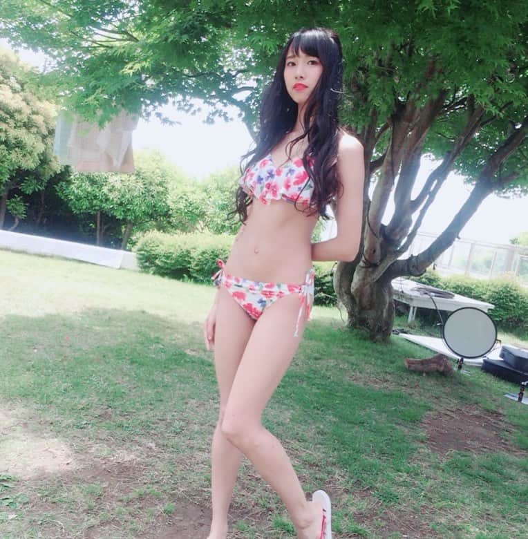 のインスタグラム：「下アングル #idol #美脚 #美脚女子 #脚フェチ  #足フェチ  #黒髪  #黒髪女子  #プール  #足  #虹コン  #虹のコンキスタドール  #夏来い  #グラビア  #gravure  #水着  #カラフル  #水着女子  #細身」