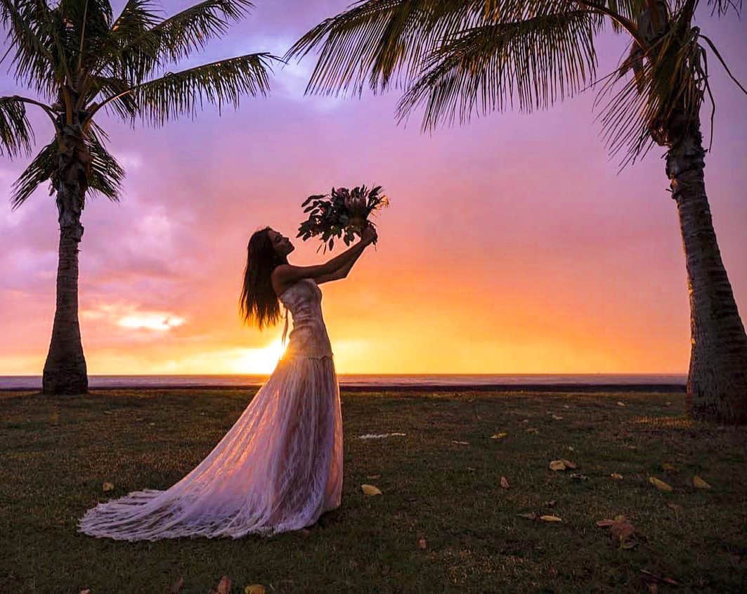 南美沙さんのインスタグラム写真 - (南美沙Instagram)「@allies___  ウェディングモデル👰‍♀️  ウェディングモデルすると婚期遅れるジンクスあるけど、婚期遅れてもいいくらい 楽しかった🌴✨✨ （そもそも一回してた笑） やっぱりハワイの景色は本当に幻想的だった。✨  #ブライダルモデル　#ブライダル　#結婚式ドレス  #ハワイ　#ハワイ挙式  #ハワイウェディング  #ウェディングドレス  #ウェディングフォト」1月21日 15時59分 - miee.misa