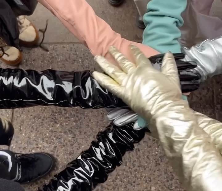 シンシア ローリーのインスタグラム：「I glove you so much.」