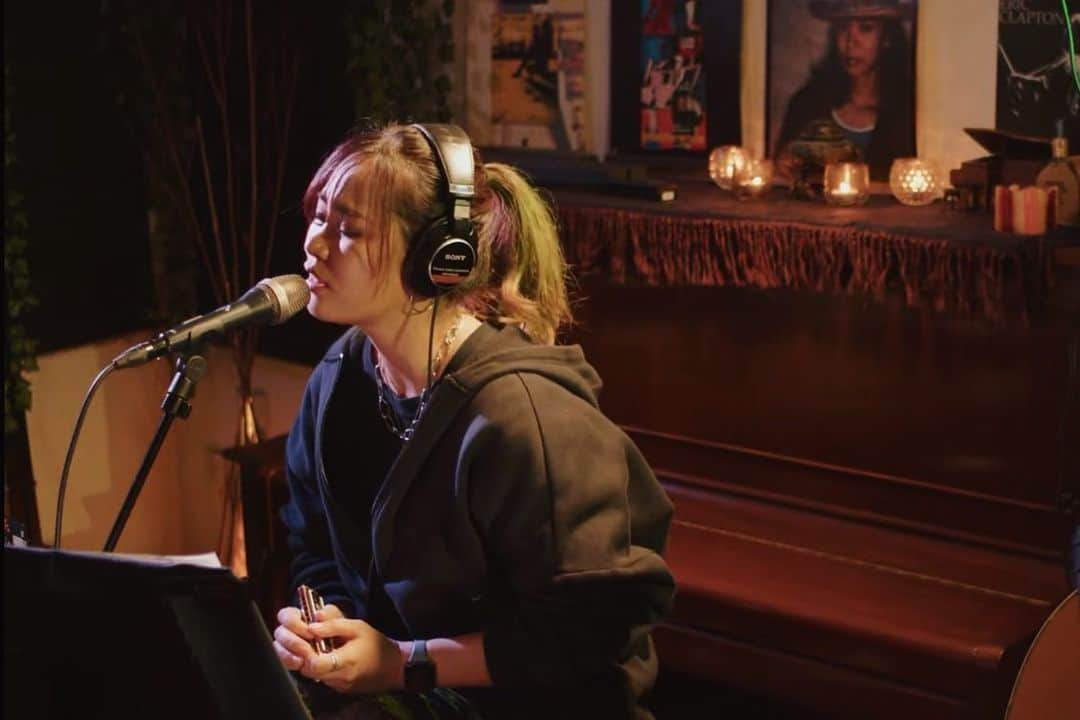 二宮愛のインスタグラム：「二宮愛 YouTubeオンラインライブ 観てくれた皆さん、ありがとうございました🥳✨✨✨  忙しくて見れなかったよーという皆さま、お疲れ様でしたー🤘‼️  アーカイブ残ってるので、是非見てみてください🕺♥️  #aininomiya #二宮愛 #カバー #youtube #youtubevideos #youtuber #livemusic #livestream #livestreaming #singer #song #cover #coversong #youtubesubscribers #thankyou #love #youtubesinger #music #musician #youtubemusic」